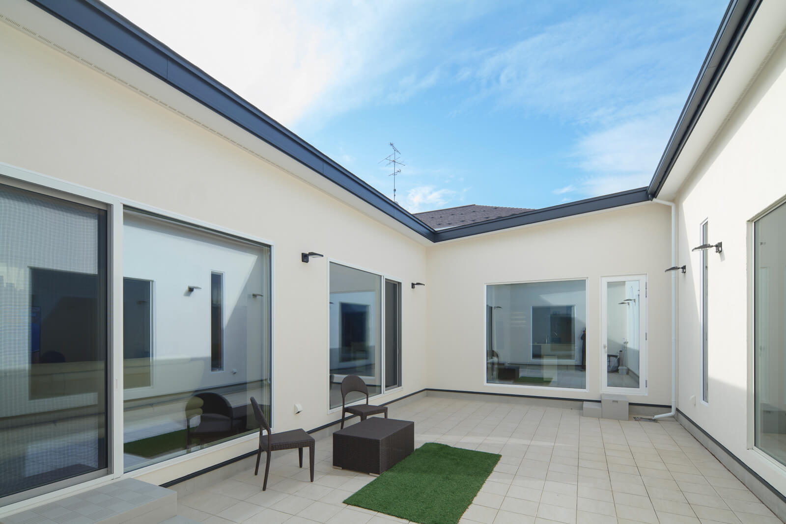 植栽は植えず、多目的に使える家族の共用空間としている