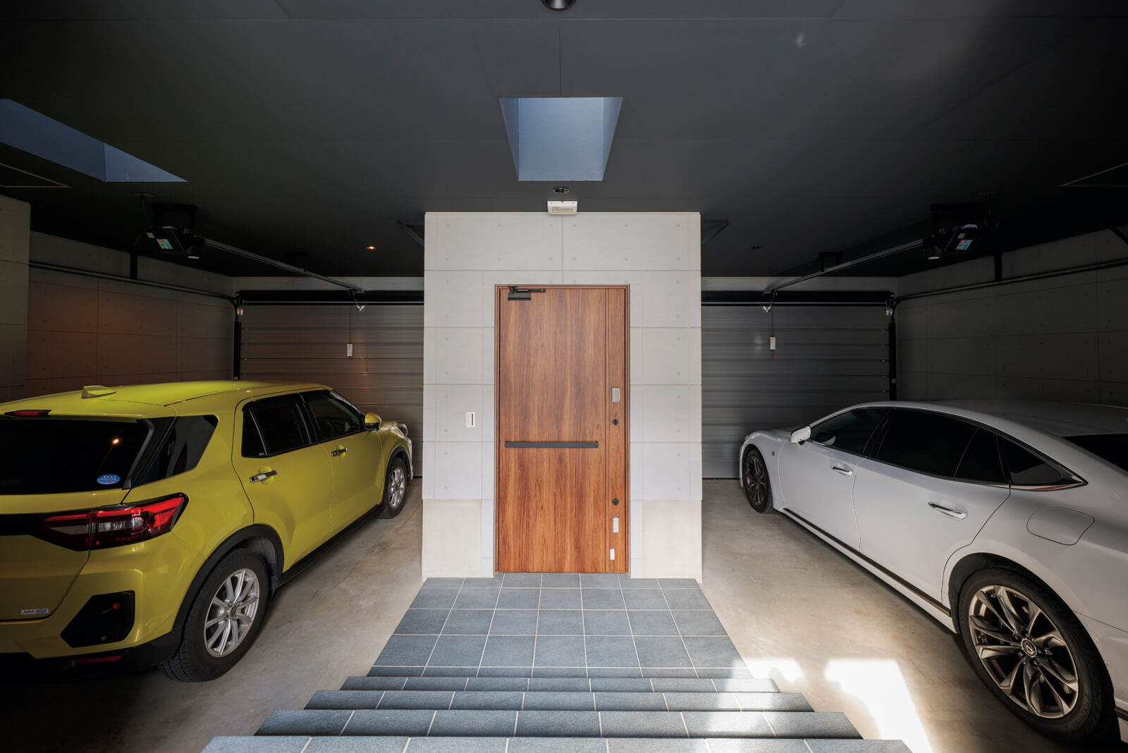 それぞれのインナーガレージは中でつながっている。トップライトを設けて日射を採り込んでいる