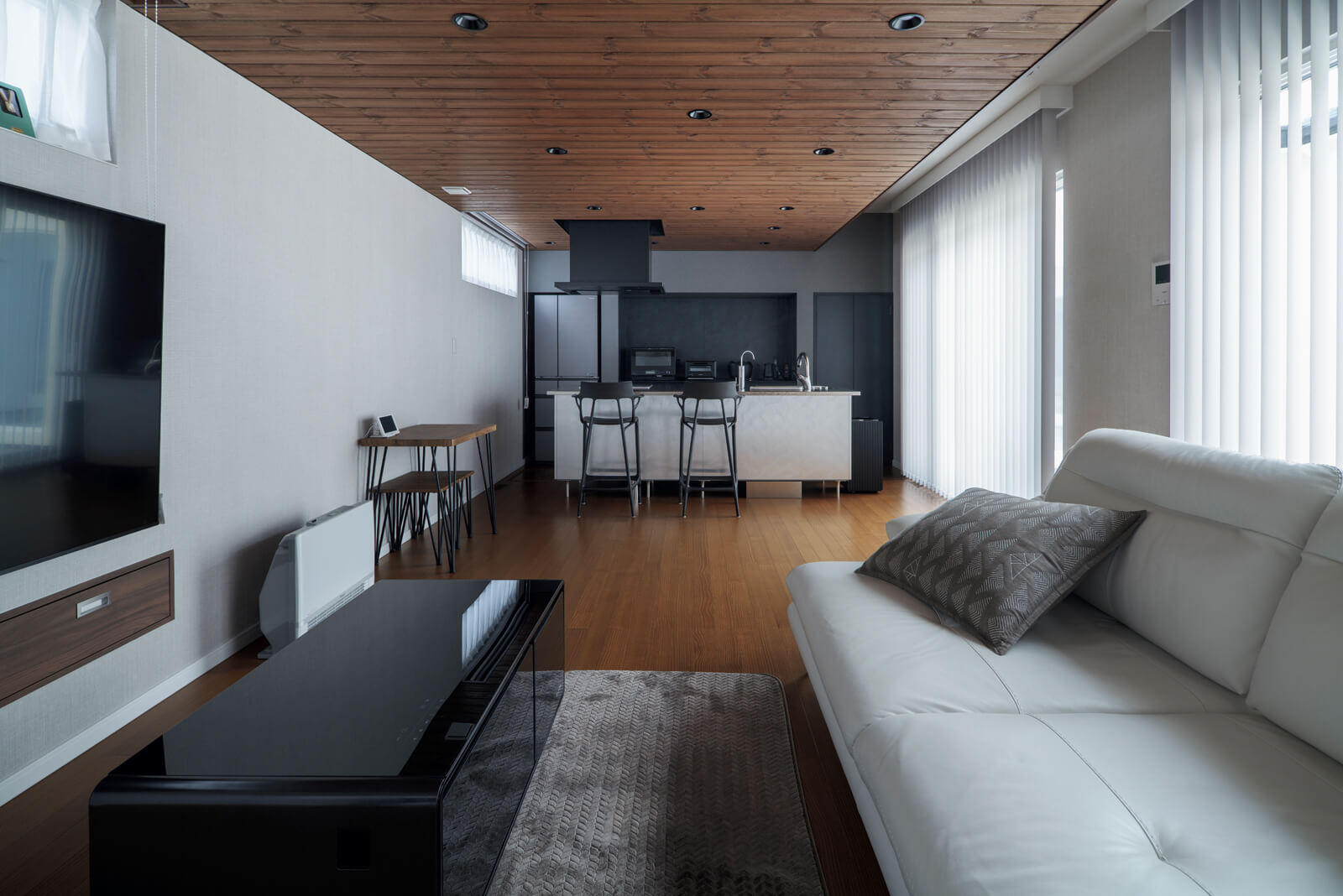 Kさん側のLDKは約21帖。北西に面した大きな窓からの陽射しで明るい。「暮らす前は、北向きなので日光が入らず暗いのではないかと思っていましたが心配はいらなかったです」とKさん