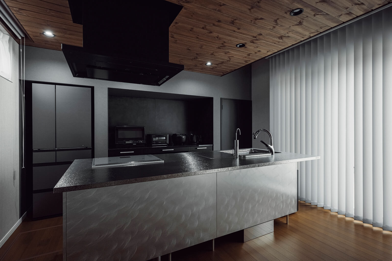 ステンレスのキッチンとダークグレーやブラックの家具や家電で、重厚感のある大人な雰囲気に