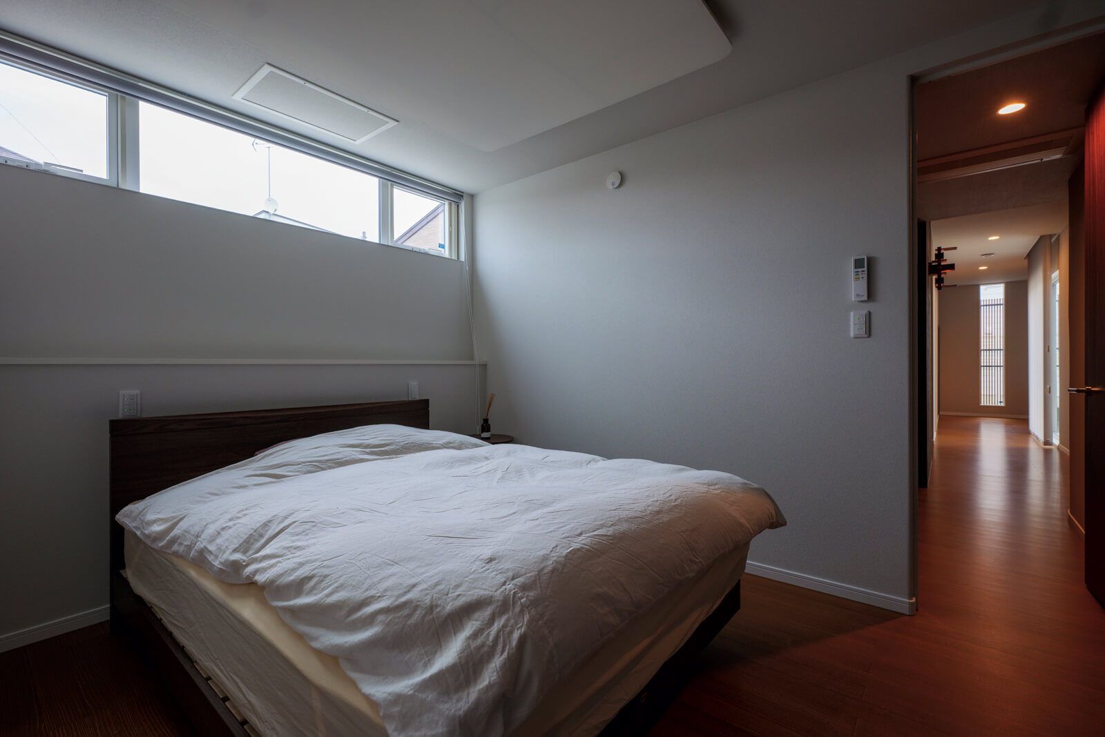 Kさんの寝室には、約3帖のウォークインクローゼットが併設されている。間取りとしては道路側に配置されているが、気密性が高いので外の自動車の走行音などは気にならない。天井には風を感じないエアコン「眠リッチ」を設置した