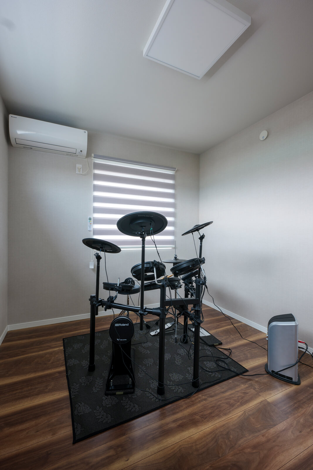 コンパクトな2階には、Kさんの趣味室のほかにももう1室、そしてベランダとウォークインクローゼットを備えている