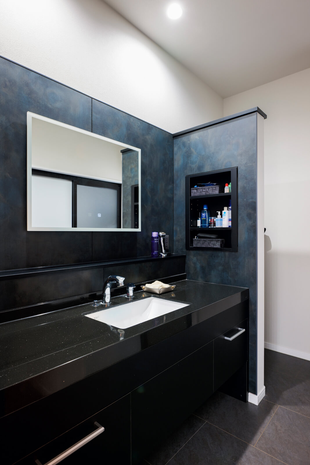 ブラックで統一した洗面台。洗面室の隣に洗濯脱衣室と物干し場があり、洗濯作業をスムーズに行える