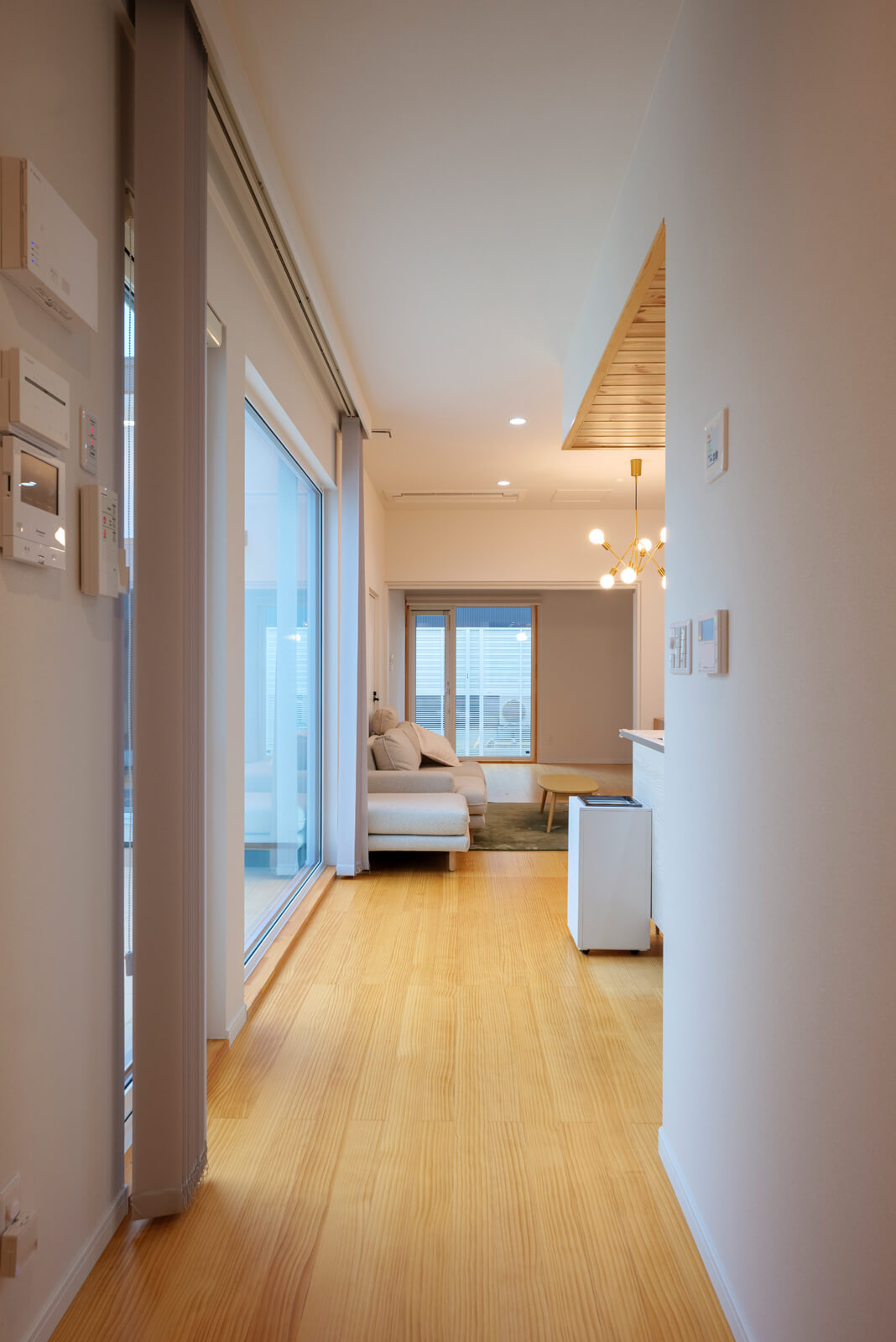 ご家族の居住スペースは白を基調としたデザインで一味違う雰囲気。LDKの奥には引き戸で空間を区切れる約6帖の客間がある