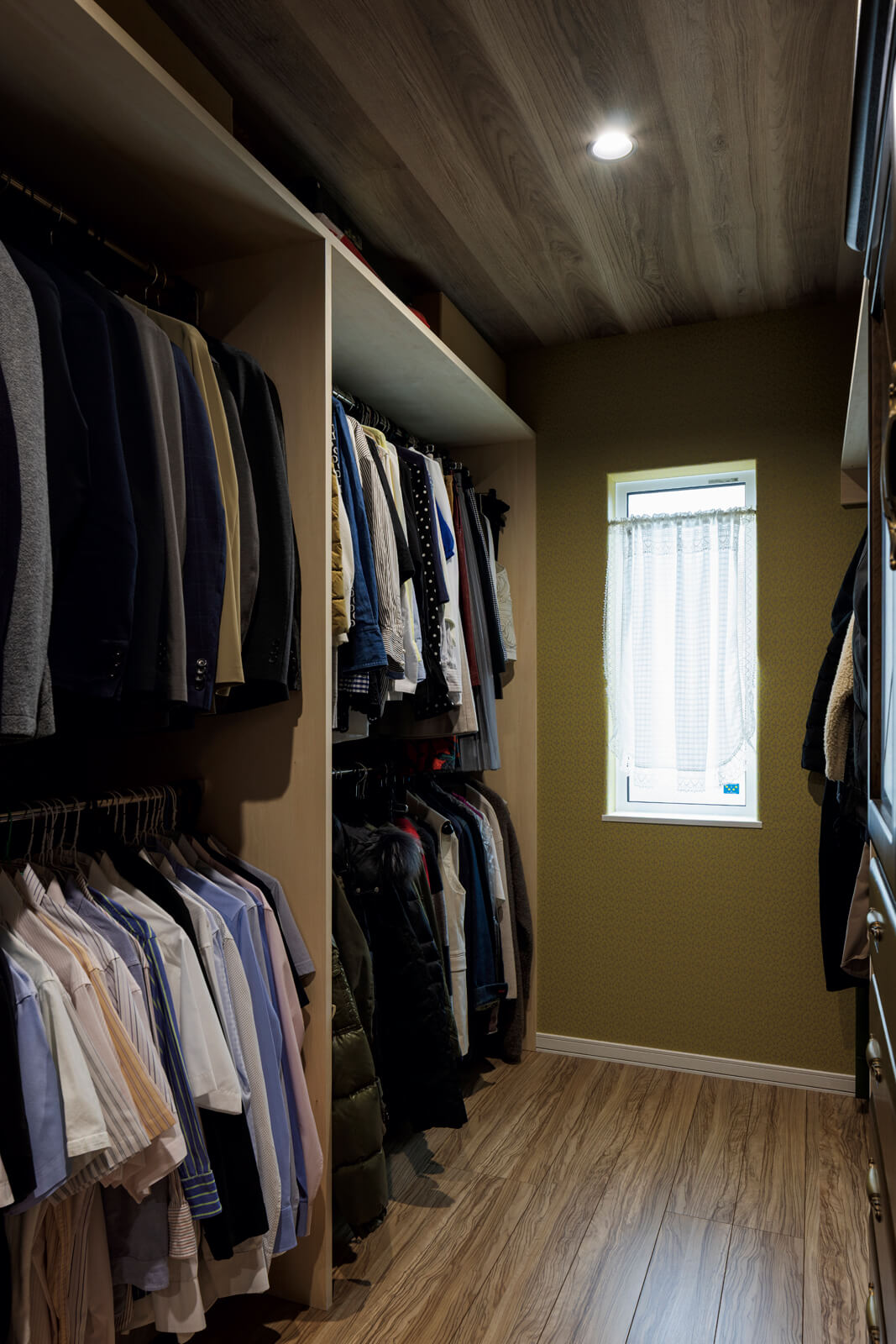 寝室に併設されたウォークインクローゼットは容量たっぷり。収納のボリューム、生活動線にもこだわって、片付けのしやすい住まいを実現