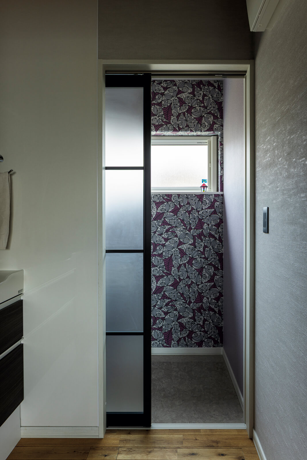 トイレは、お母さんとご夫妻、それぞれの生活スペースに配置。いずれのトイレもカラフルなアクセントクロス、光が通るすりガラス建具を採用して明るく