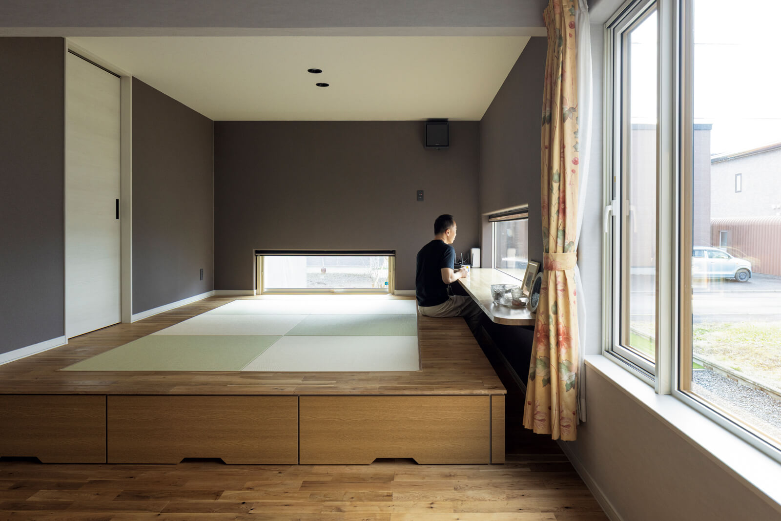 既存の和室と広縁を小上がり仕様の和室に一新。琉球畳の下は引き出し収納になっている。窓際には読書やパソコン仕事ができるカウンターを造作し、多目的に利用できる和空間に仕上げた