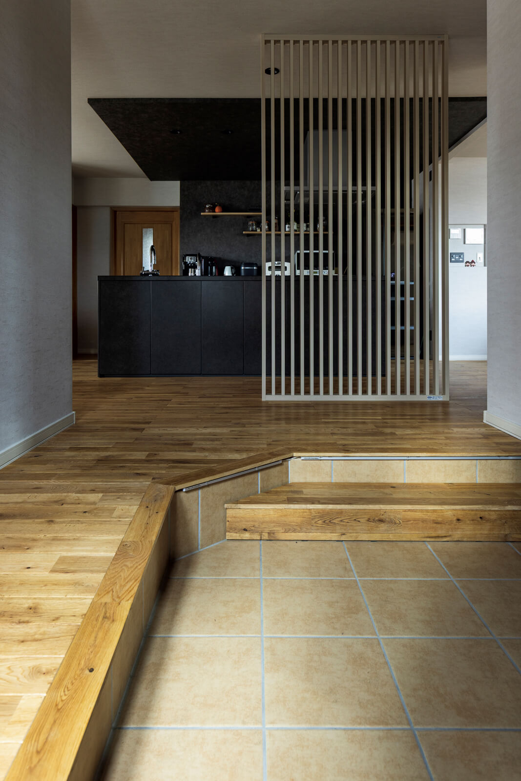 断熱仕様のドアや土間床暖房を採用した玄関は、そのままLDKとつながる。高断熱・高気密の確かな住宅性能が開放的な空間を実現。玄関スペースには食品庫やシューズクロークも備えた