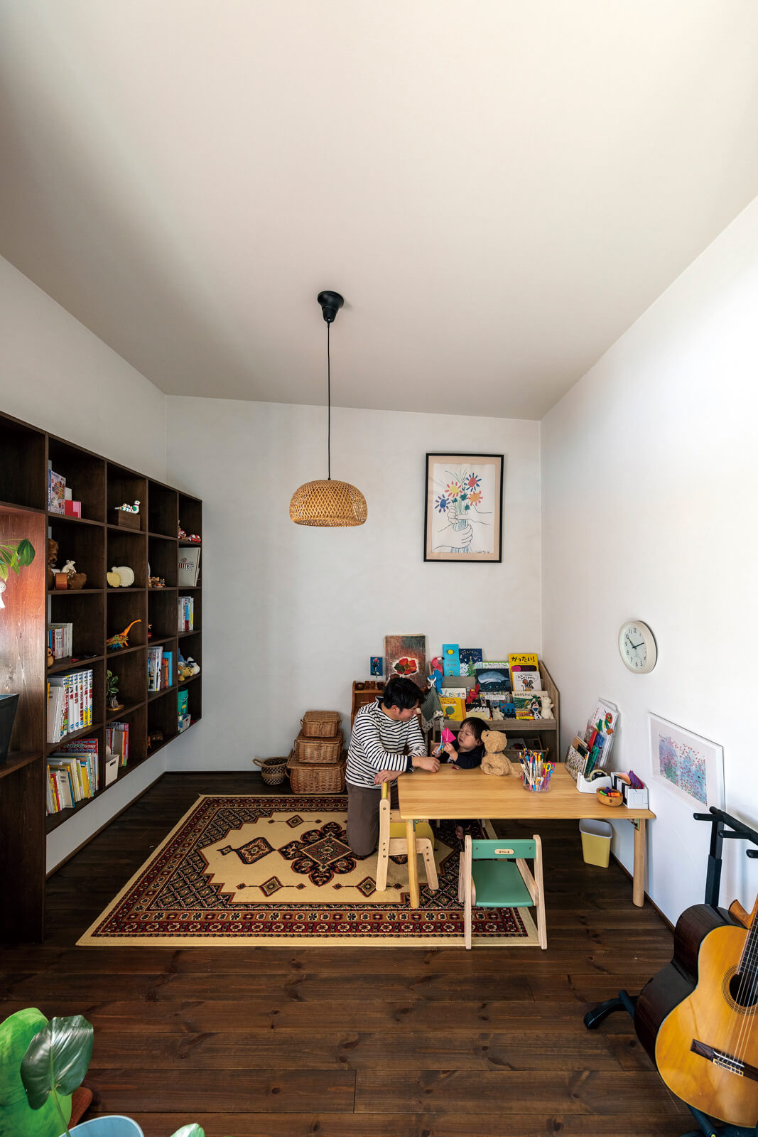 リビングに隣接して設けたゲストルームは、子どもたちのプレイルームとして活用している