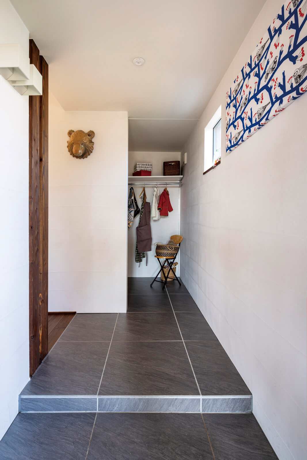 タイル張りの玄関には、散らかりやすい子どもの靴や上着を収めるシューズクロークを備えた