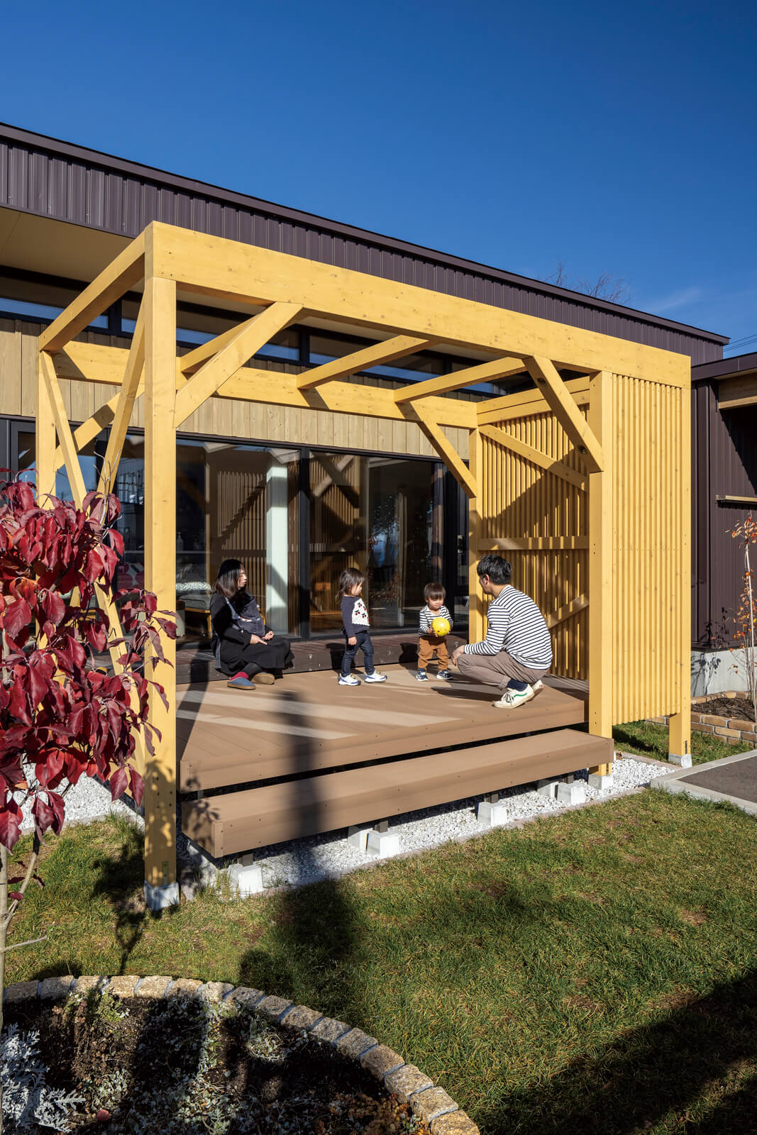 住まいの完成から3年かけて、造園業者に依頼して庭にパーゴラ付きのウッドデッキを造作。花壇や芝生、植栽を整えた。リビングからもアクセスできる庭のウッドデッキは、家族お気に入りのセカンドリビングに