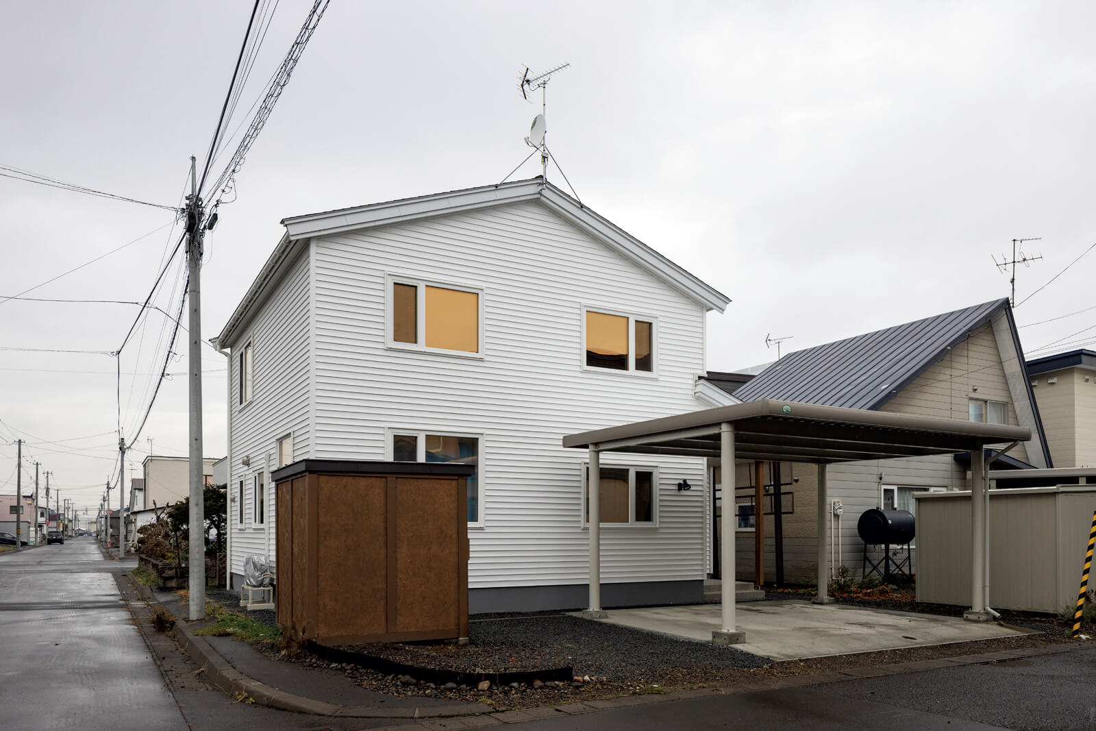 質感豊かな外壁は樹脂製のゼオンサイデイング、屋根にも耐久性に富んだオークリッジを採用。この素材を旭川エリアで唯一、採用できたことも新築依頼の決め手になったそう