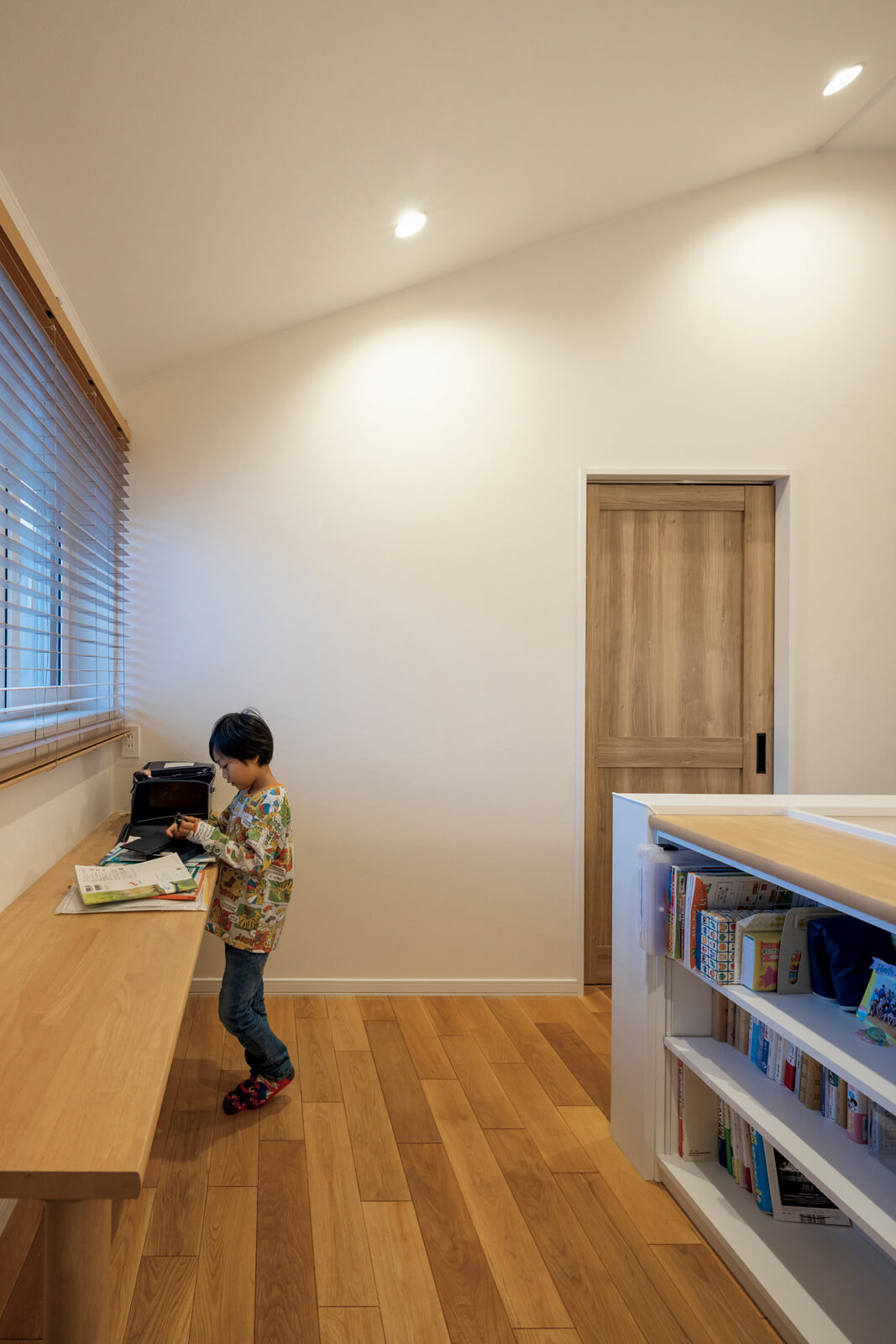 2階ホールには、子どもの勉強スペースになるよう本棚やカウンターデスクを造作し、空間を無駄なく活用