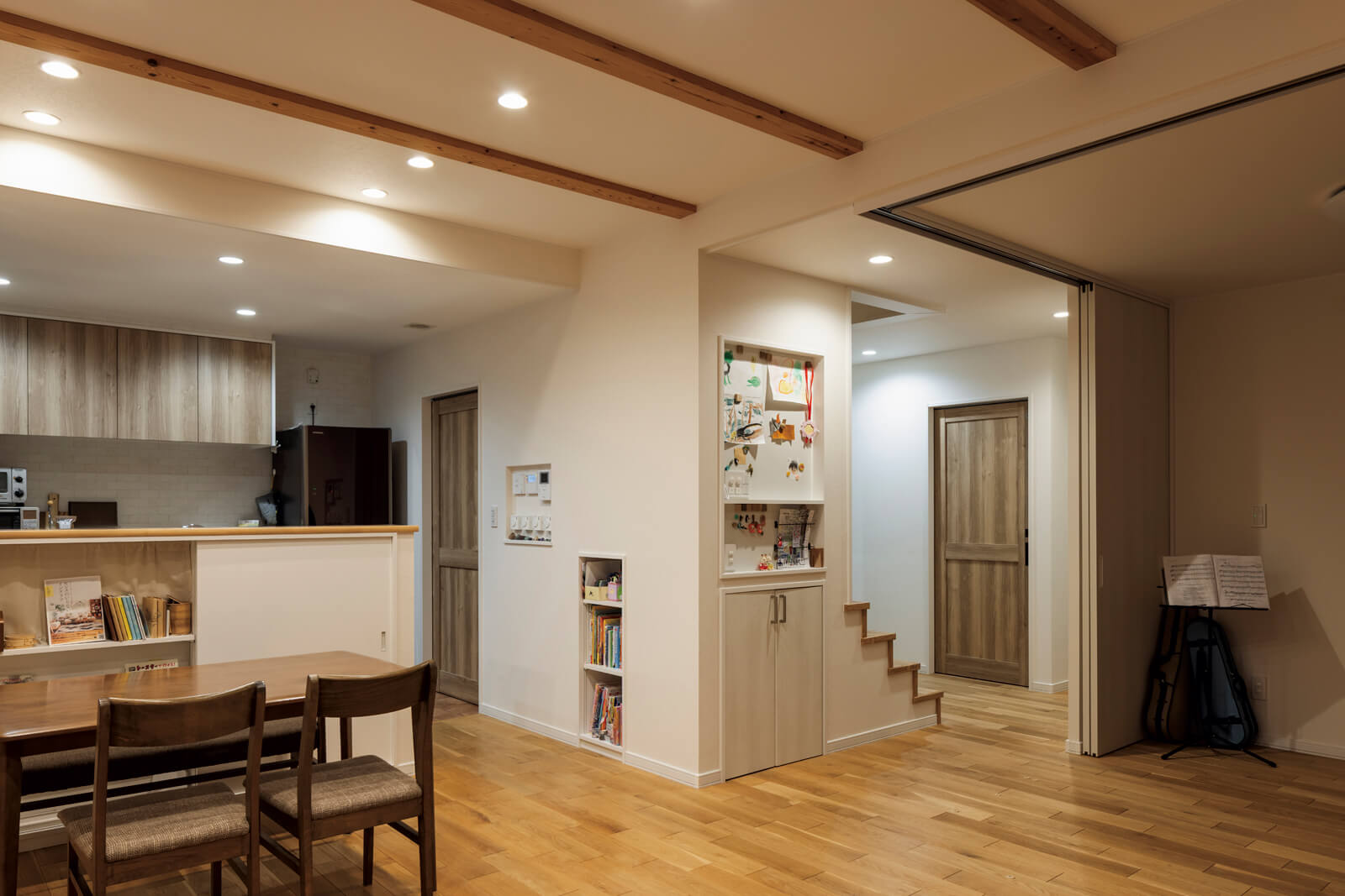 LDKと水まわりは、階段を中心にした回遊動線で結んだことで、複数の家事がストレスなく同時進行できる