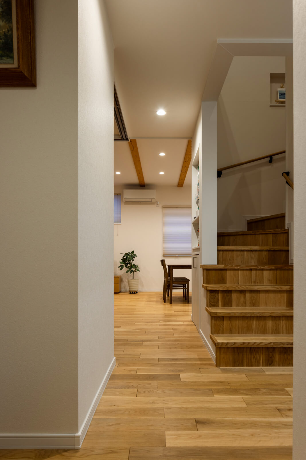 玄関ホールは間仕切りなくそのままLDKにつながり、ご夫妻が目指した「無駄のない空間づくり」を実現