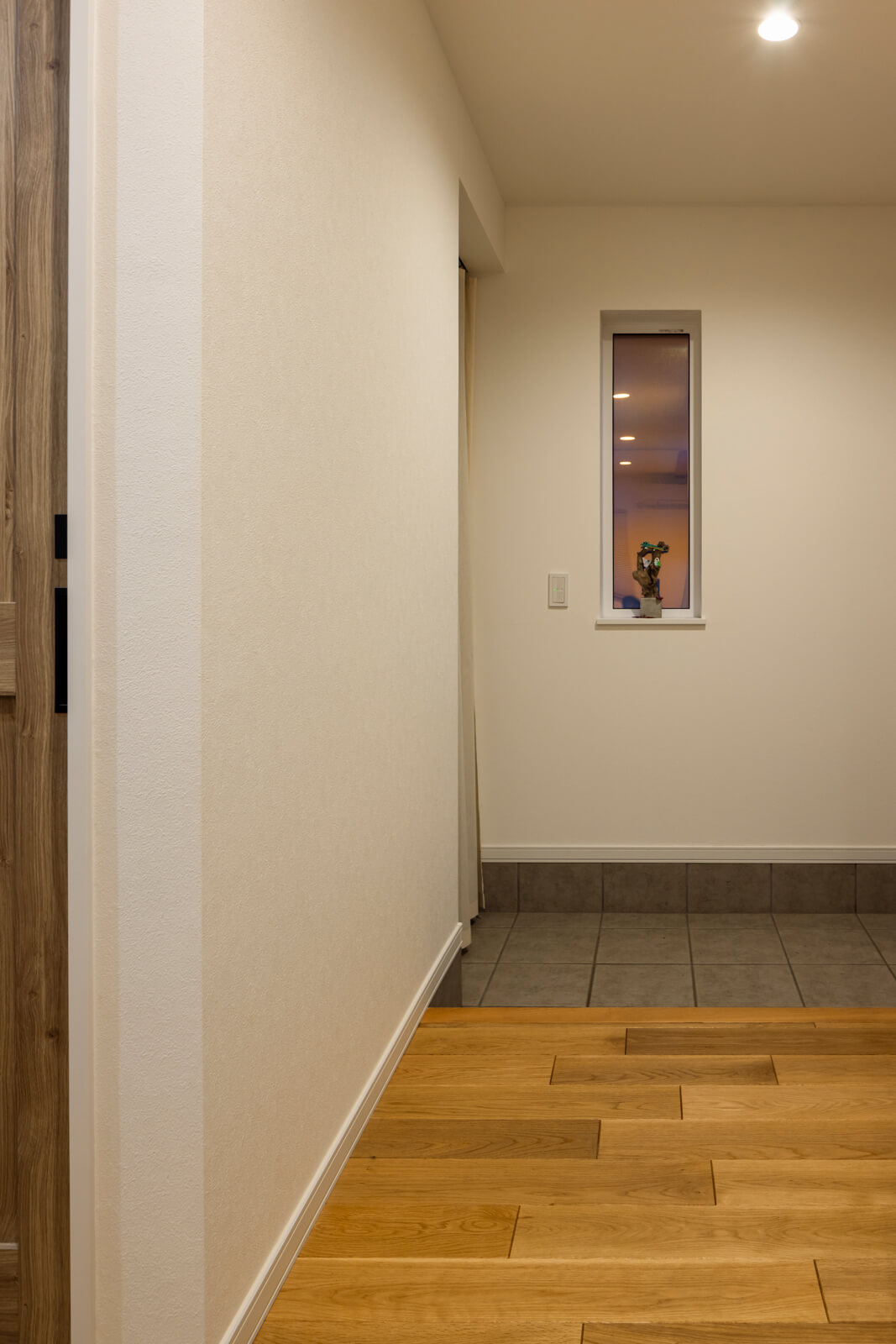 土間続きにシューズクローゼットを設け、いつでも片付いた状態を手間なく保てる玄関