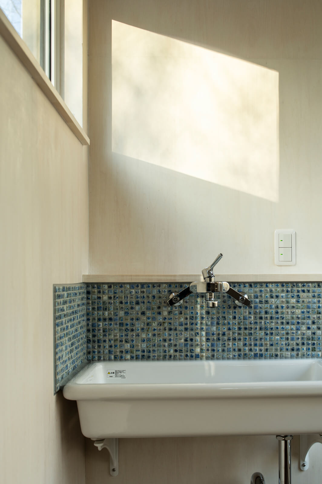 実験用シンクやタイルを用いて造作した水場。採光窓から入る光も優しい