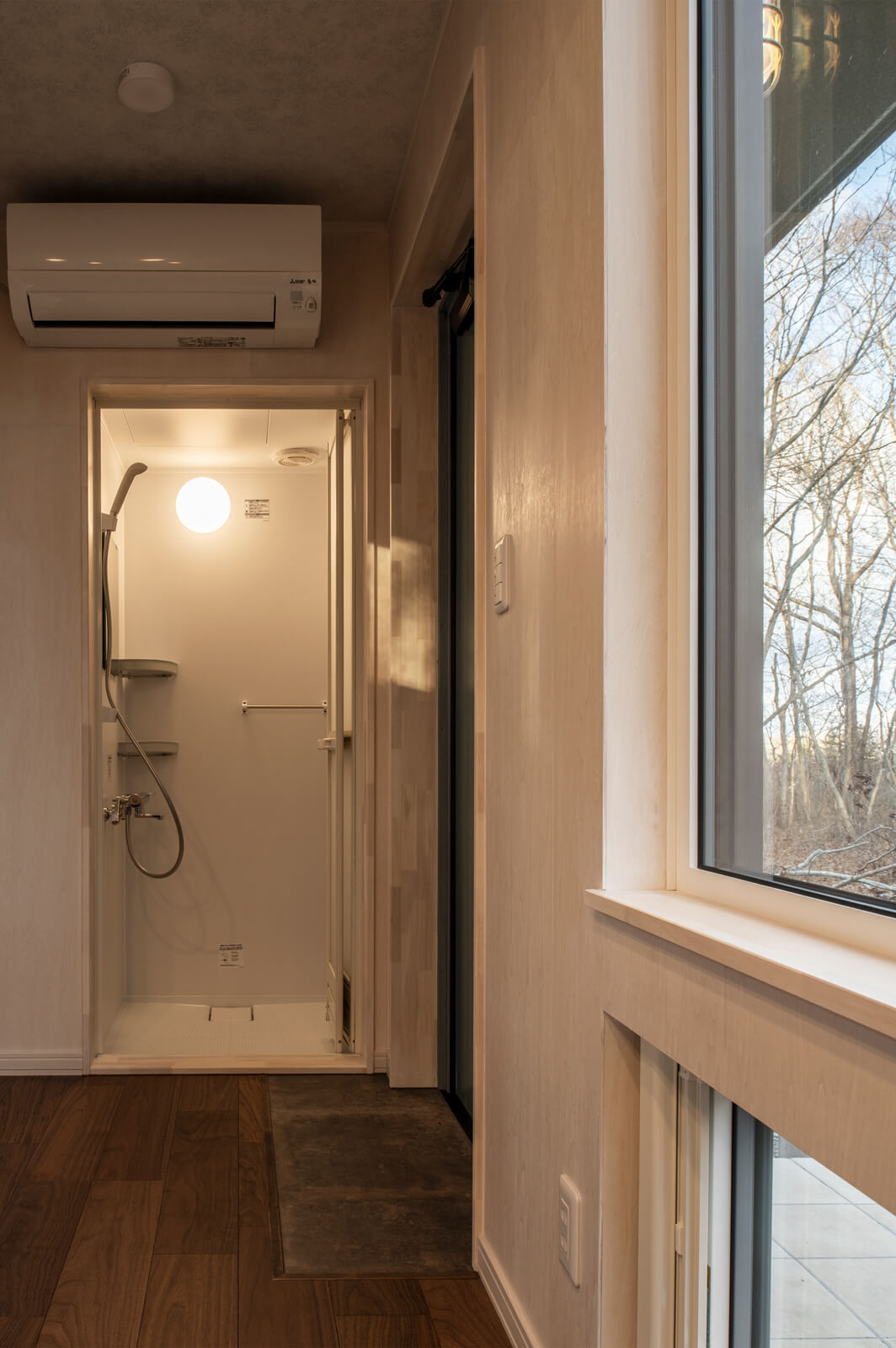 LPガスのエコジョーズを採用。玄関近くにシャワーブースを設けた