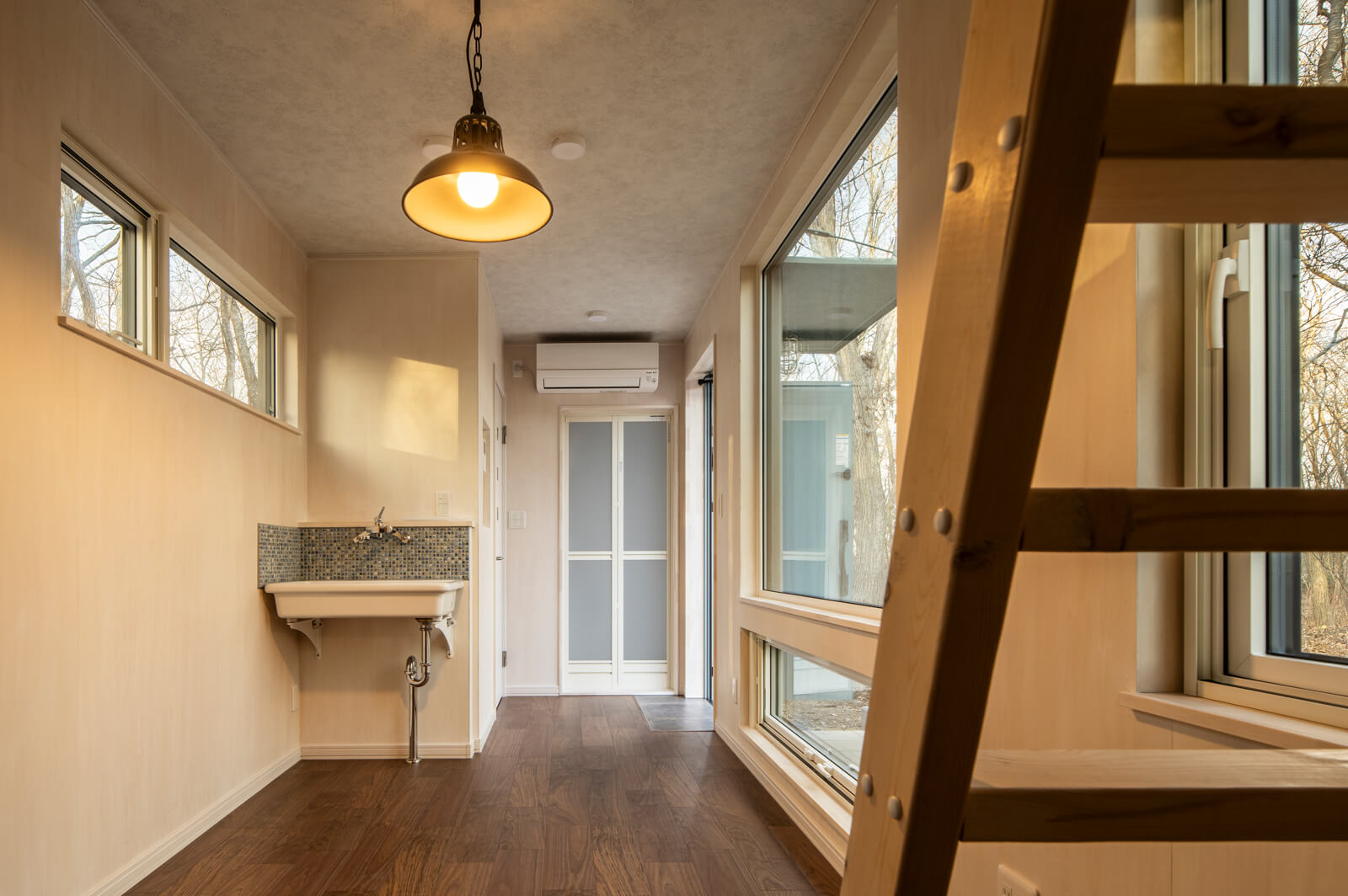 内部は全体を発泡ウレタンでしっかりと断熱。玄関に設置したエアコンで室内の暖冷房を賄う