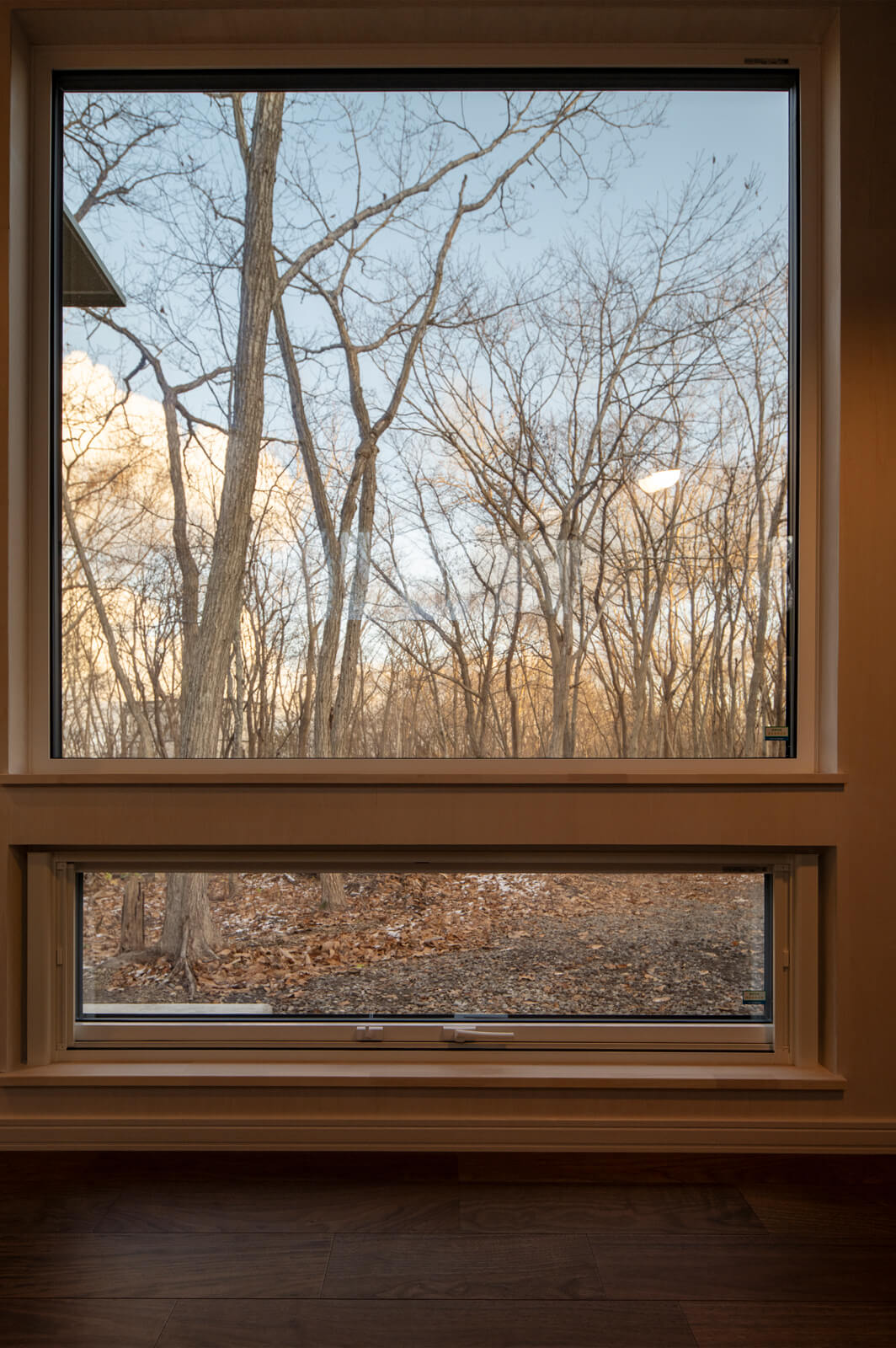 トリプルガラスを用いた大開口。窓越しに見る森の風景は一枚の絵のよう。高断熱・高気密の空間は、大開口を設けても寒さを感じることはない