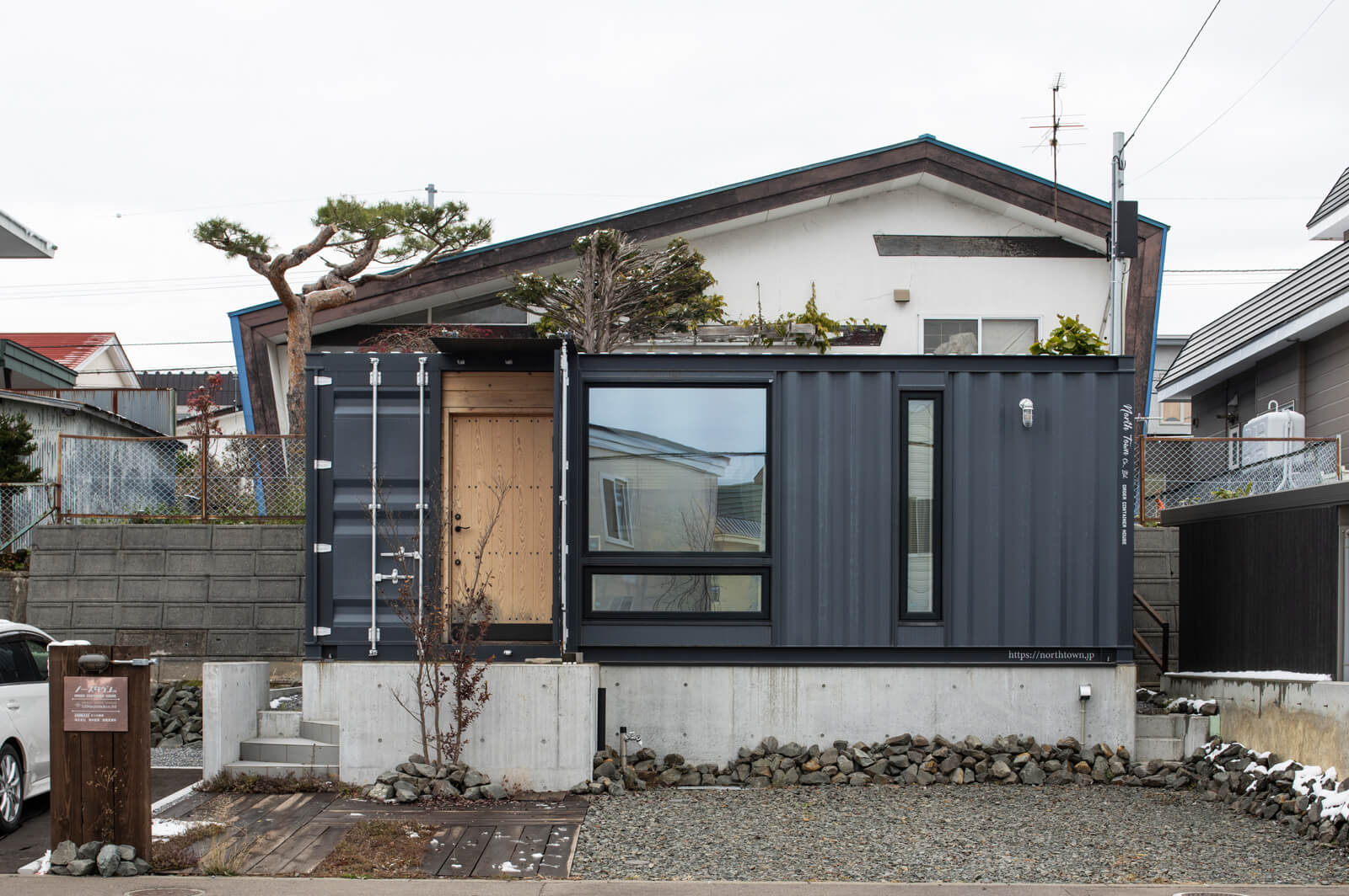 函館市神山に2023年に完成したノースタウンのオフィス。国内製造のJIS規格コンテナを採用したオフィスづくりが、駒ヶ岳山麓のコンテナハウスの建築に生かされている