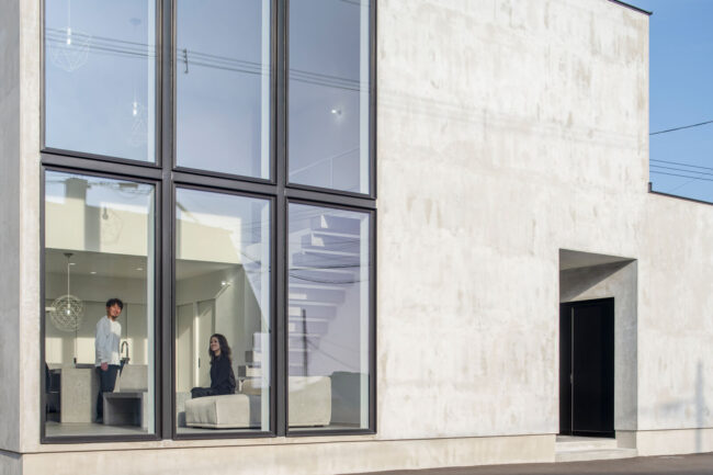 職と住のほどよい距離感。素材と光の陰影が美しい店舗併用住宅