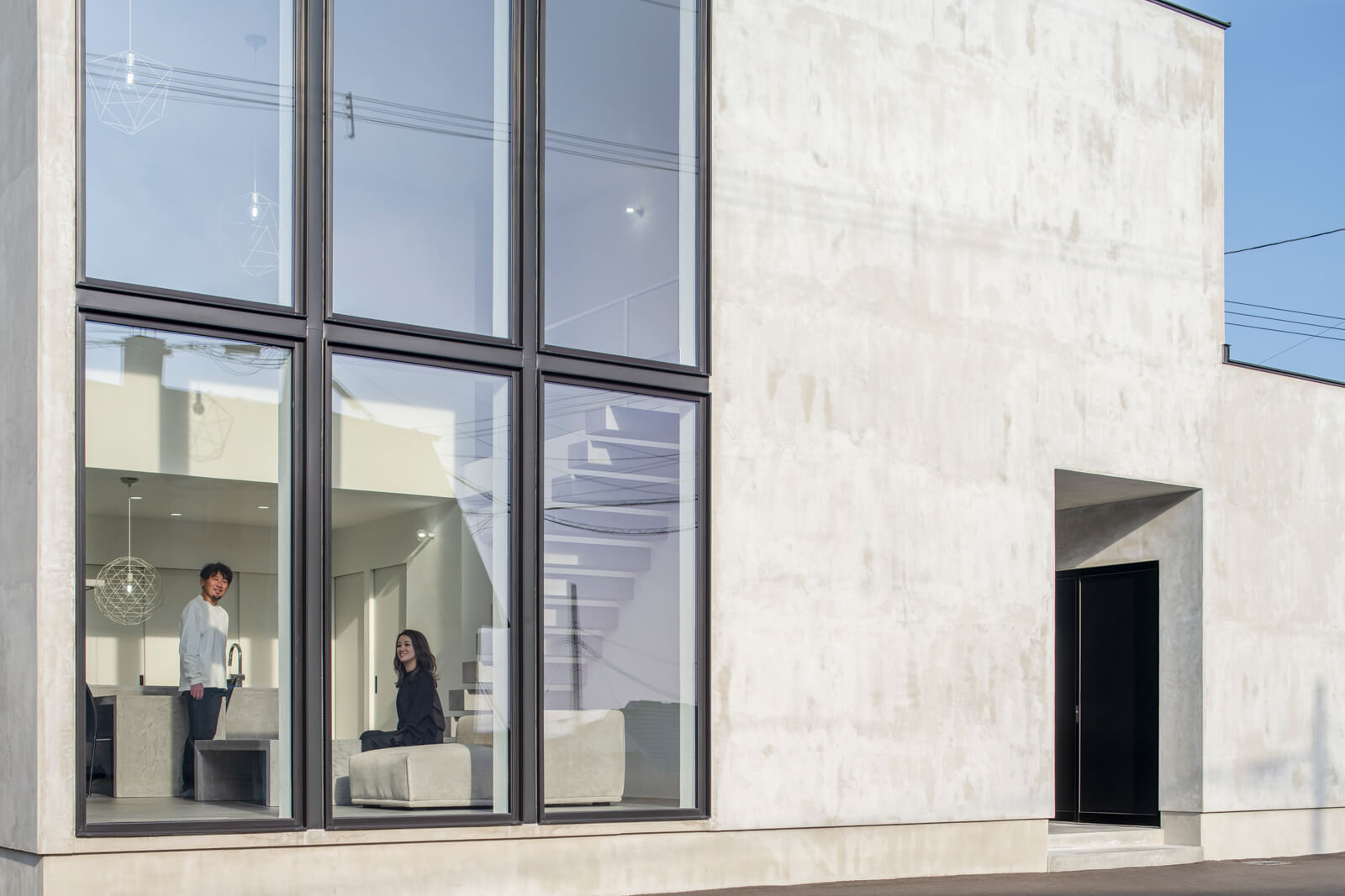 大きな連窓が、洗練された暮らしの空間をショーケースのように映し出す