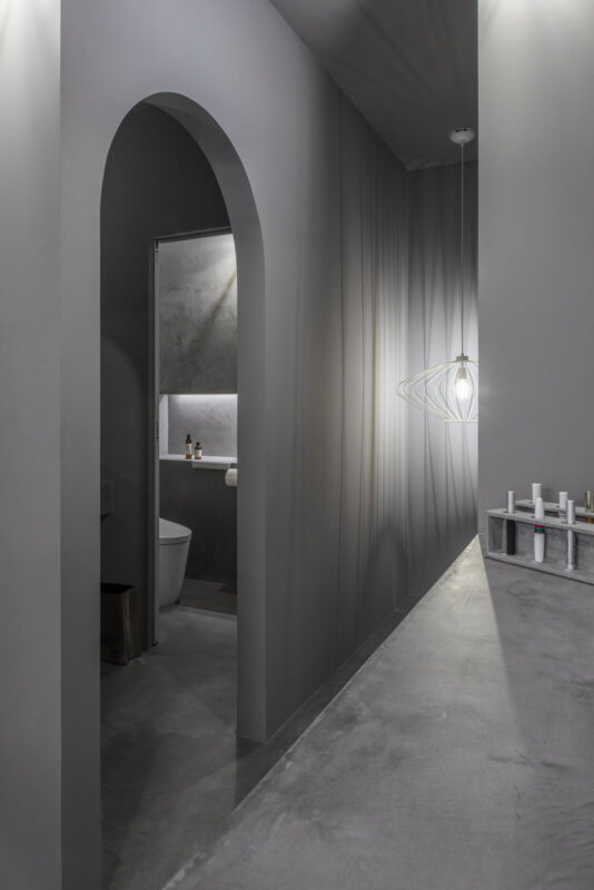 照明はやの組のセレクト。待合室やトイレなど、客が滞在するエリアはすべて光の落ち方や影のラインを想定した照明と採光計画で、美しいシルエットを描き出している