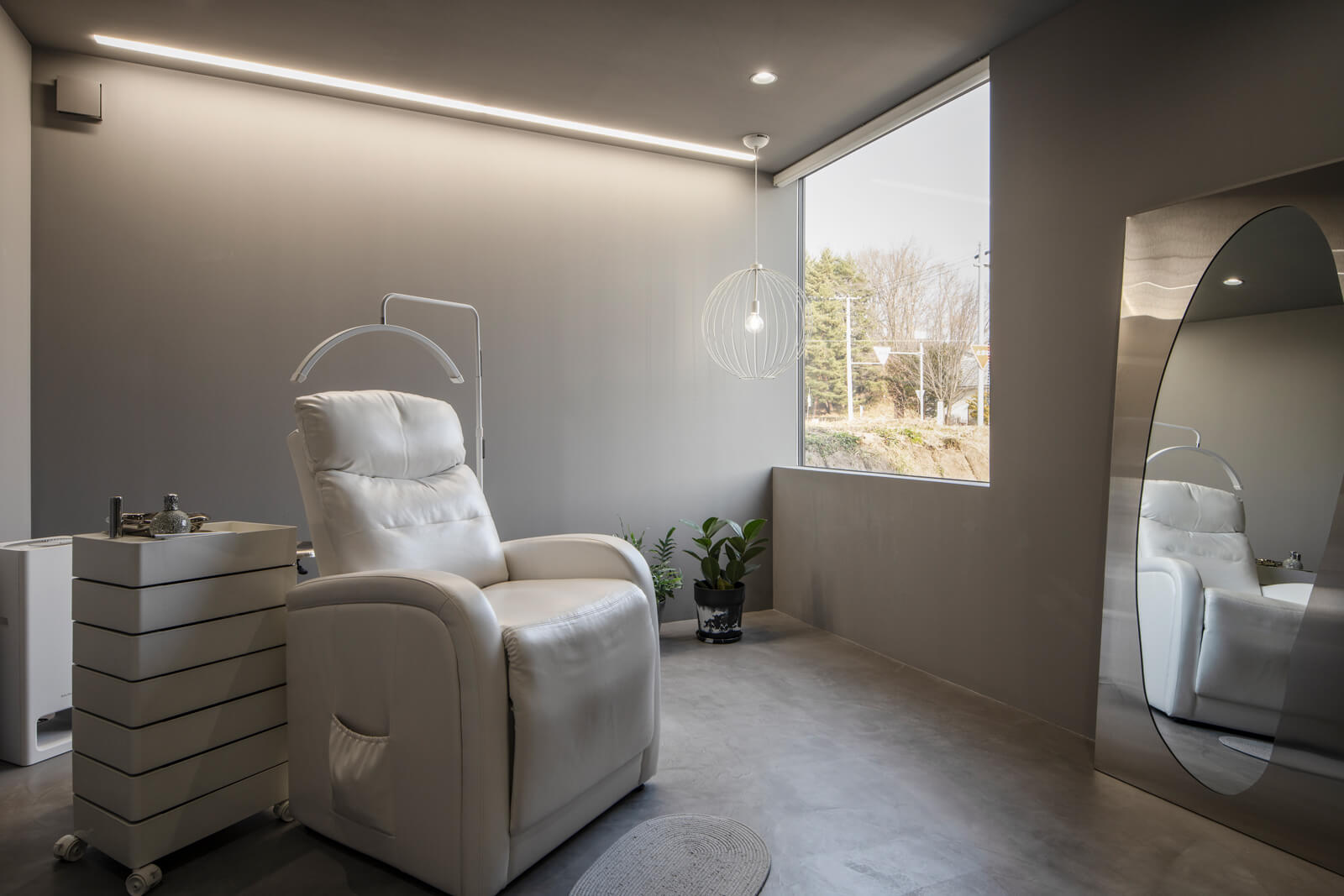 アイラッシュベッドを設置した施術ルームは自然光が射し込む居心地の良い空間