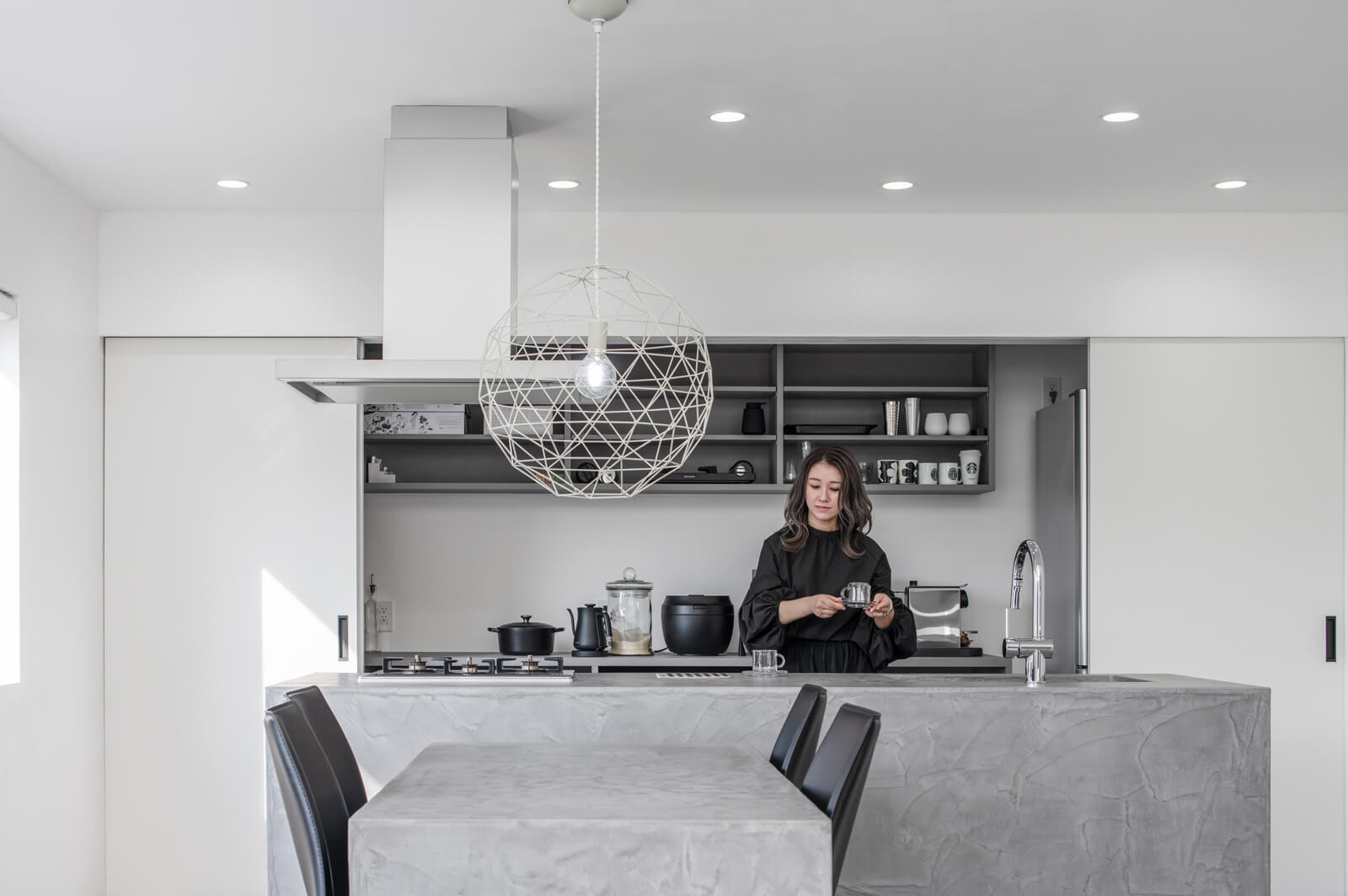 キッチンは冷蔵庫や背面収納を引き戸で目隠しできる計画に。生活感を抑え、シンプルかつ洗練された美観を維持しやすい