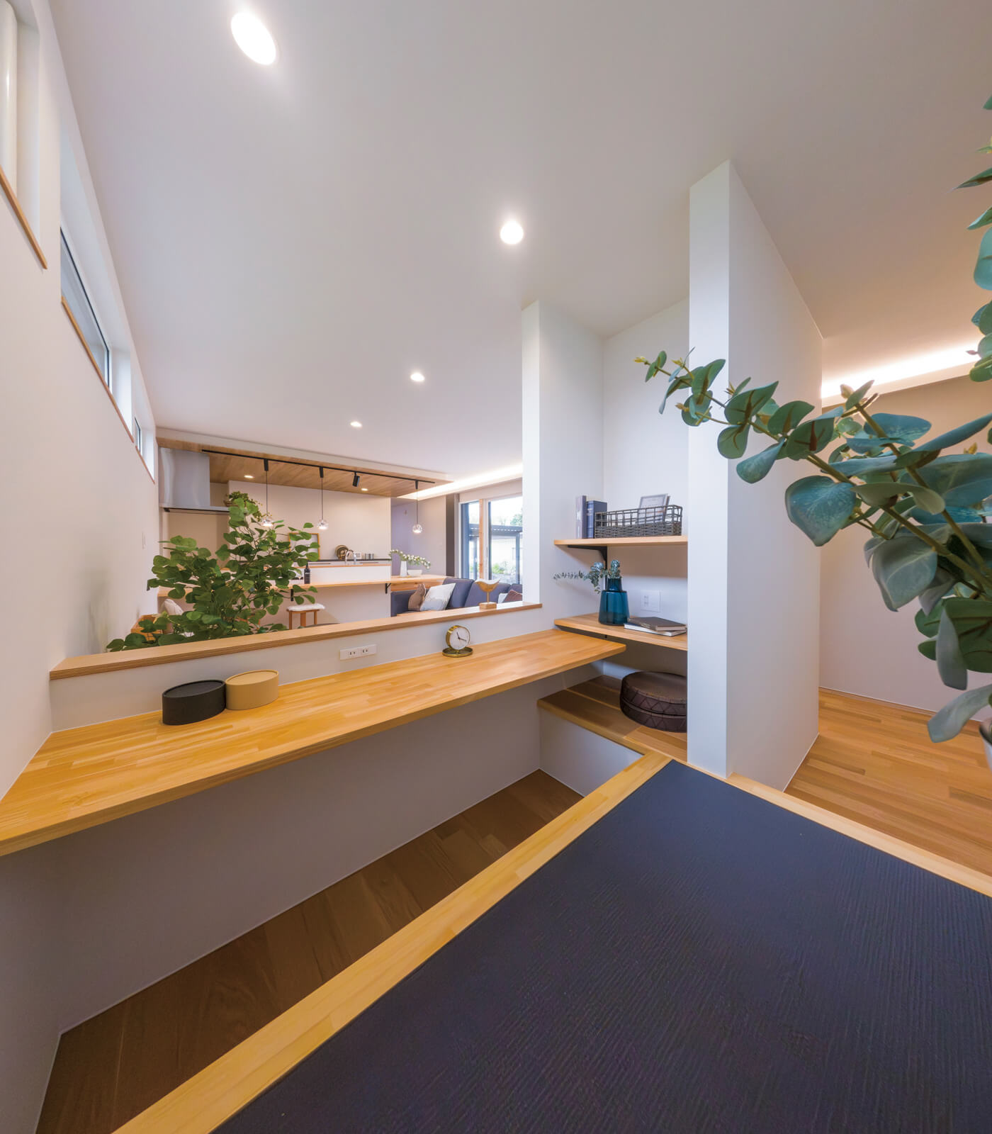 上がりになった畳敷きのワークスペースは、一部が掘りごたつになっているので座りやすい。仕事をしつつ、お互いの存在を感じられるように設計した。玄関から直接見えないように、収納をつくって視線を遮っている