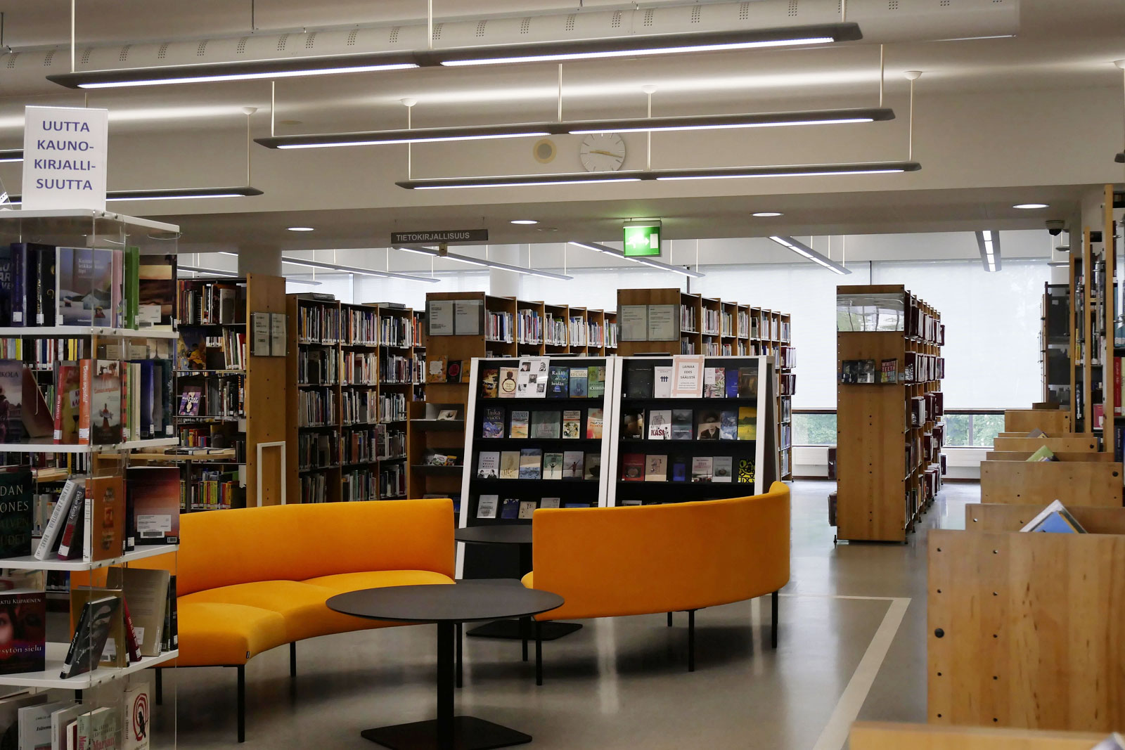 ヒュビンカー図書館の様子。あえて人が写り込まないように撮影したので誰も写っていないが、この日も朝から利用者の姿が