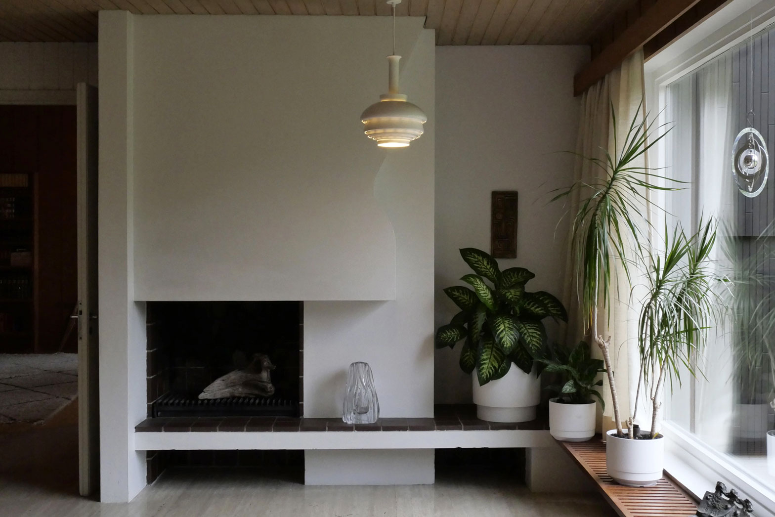 リビングの暖炉にも波を思わせるようなデザインが施されている