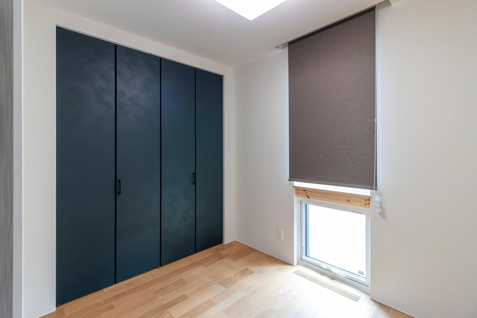 キッチンの裏手にある予備室。2つの個室はLDKとワークスペースを挟む形で両端に配置した