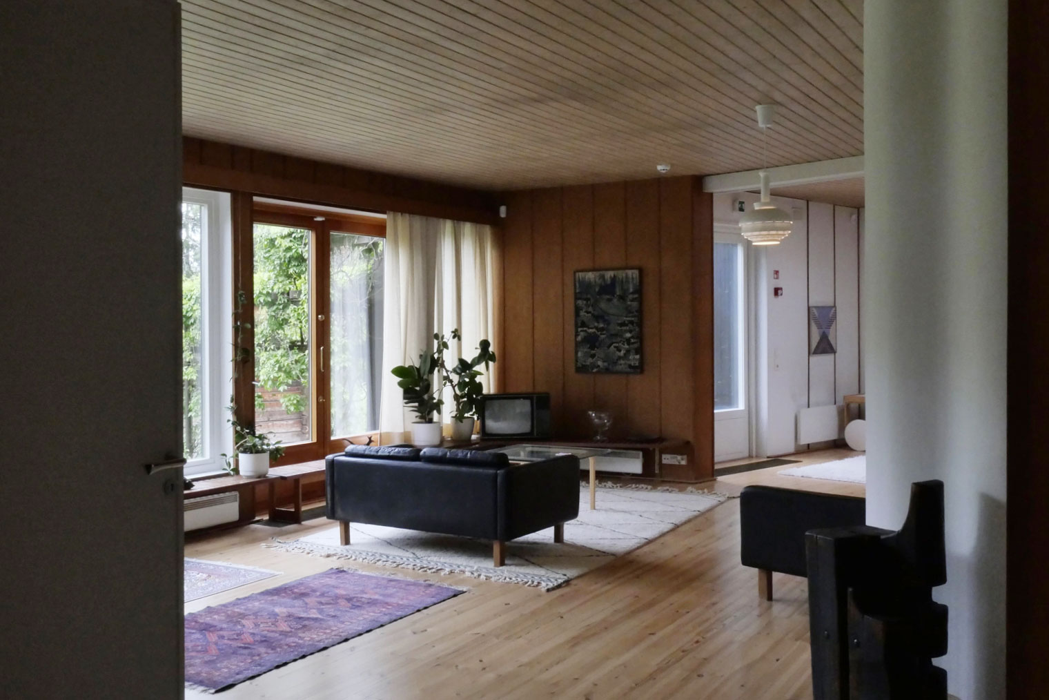 大きな窓から見える湖畔の風景も、窓から射し込む光も、白い壁に映る色も、すべてに心地よい波のようなゆらぎが感じられる