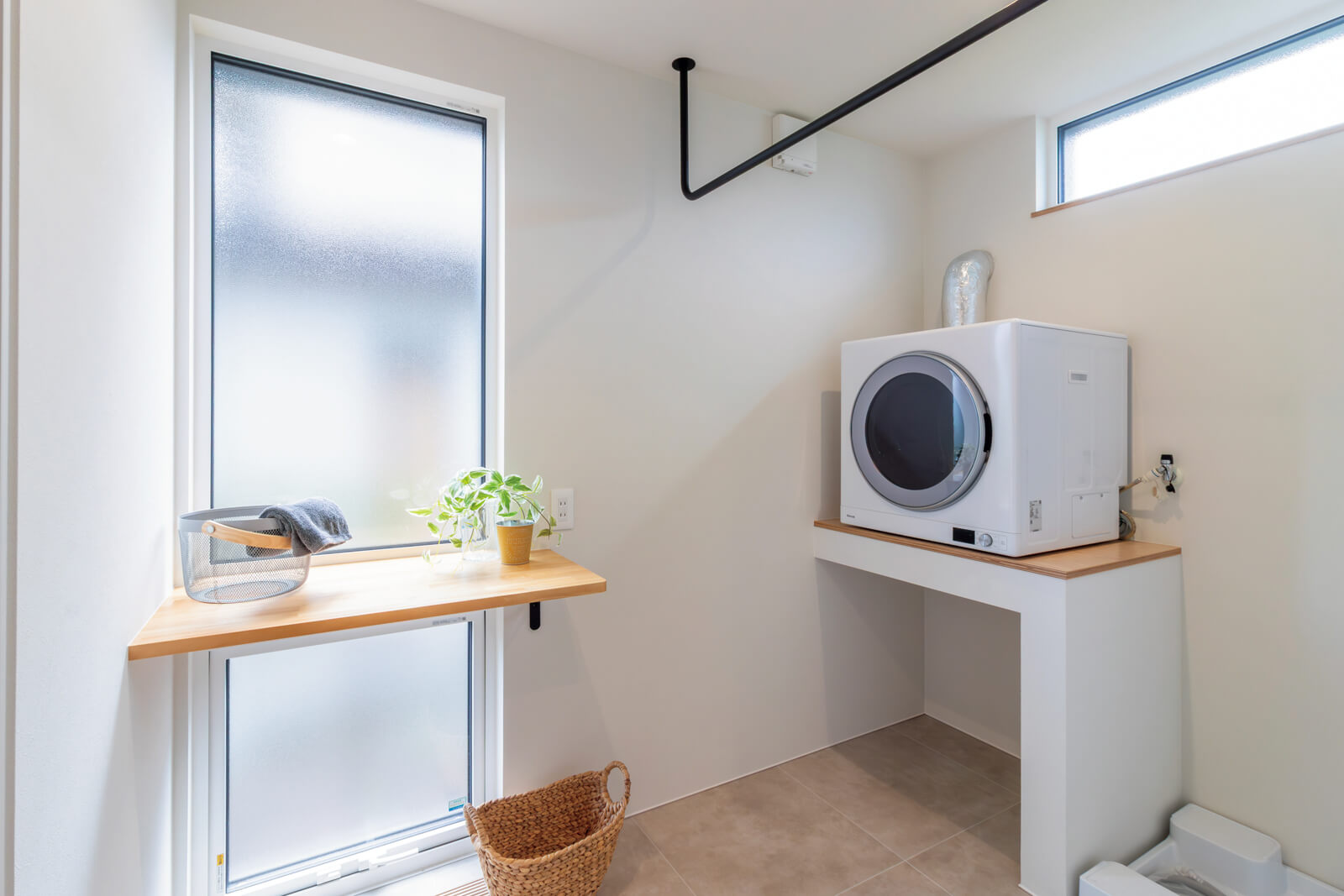 ランドリールームはファミリークローゼットにつながっている。洗濯から収納までが1ヵ所に集約された短い家事動線が嬉しい