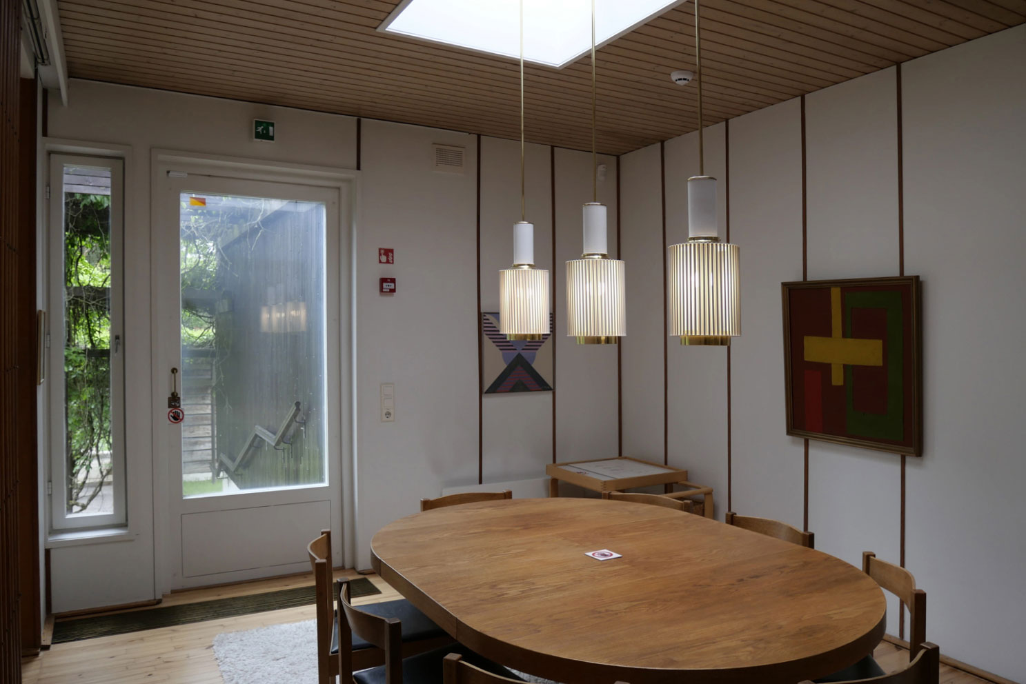 ダイニングテーブルの上部には天窓。ペンダントライトは「手榴弾（グレネード）」をベースにしたコッコネン邸のオリジナルデザイン。壁の区切り方からは、日本の真壁造も感じる