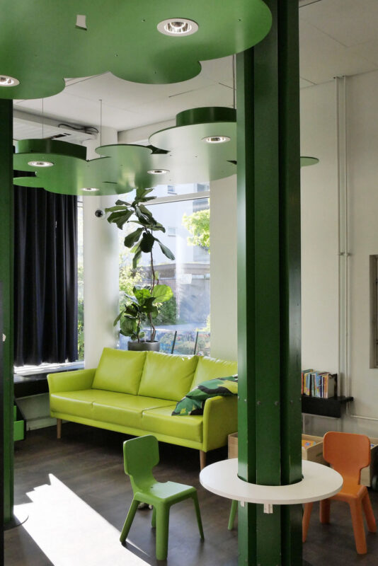 「オウルンキュラ図書館」のキッズスペース。色もインテリアのデザインもかわいい