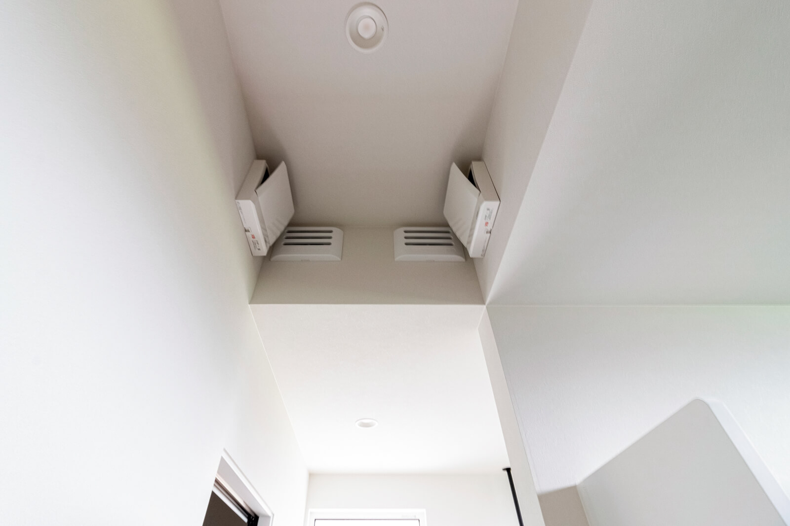 自然換気のパッシブ換気と併用できるように設置された補助的な第3種換気の排気口。臭いが気になるときなど、より換気したいときに使える