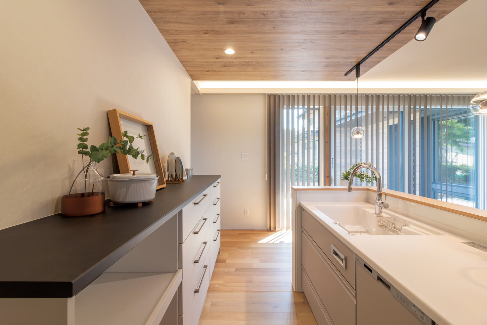 下がり天井で緩やかにゾーニングしたキッチンは、南面にある大きな開口部からの光で明るい