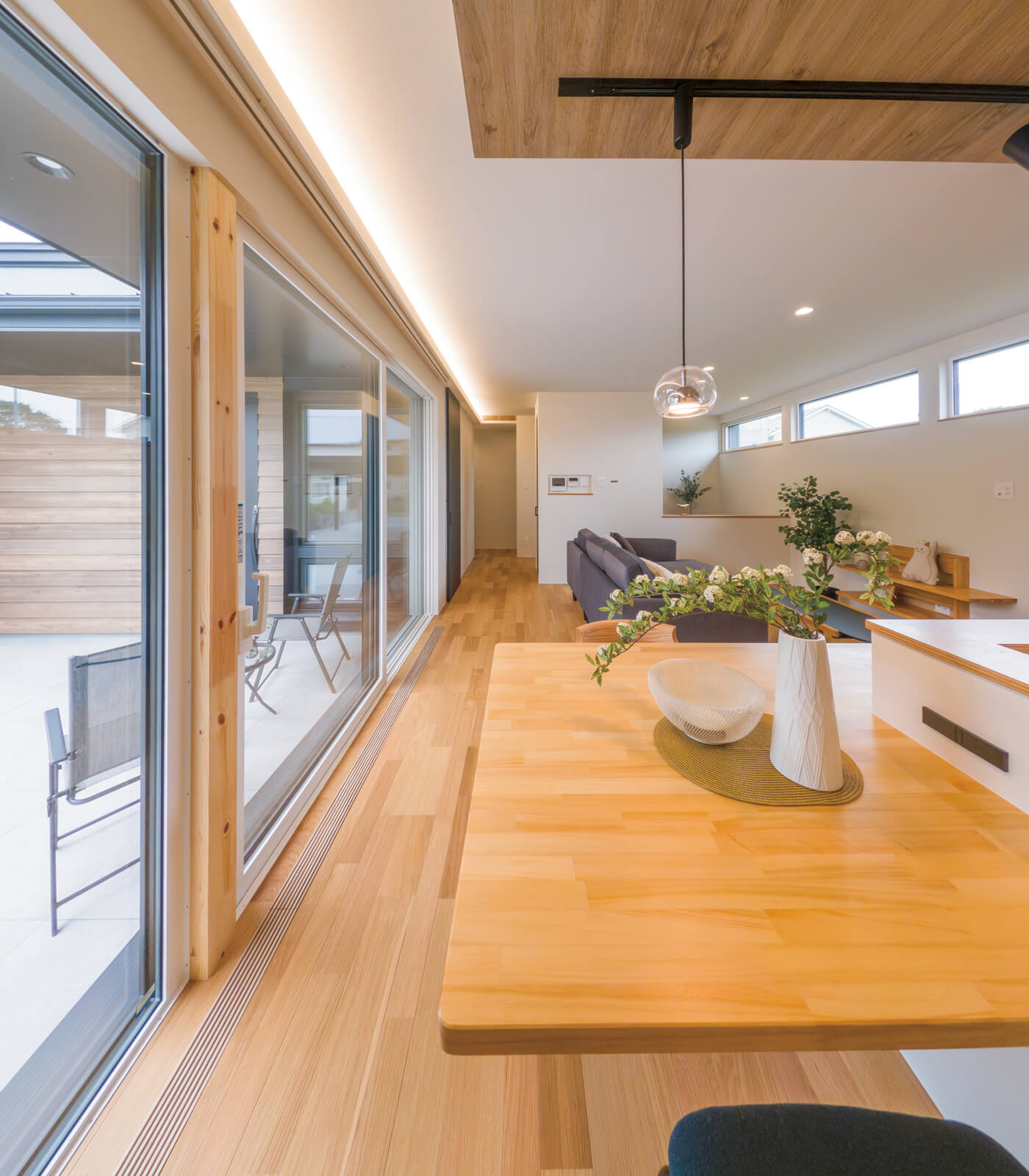 床下の暖かい空気は上昇し、窓下のガラリを通って室内に。窓から侵入するコールドドラフトを防止する。南側の大きな窓もさることながら、北側のハイサイドライトがあることで一日中、安定した採光が得られる