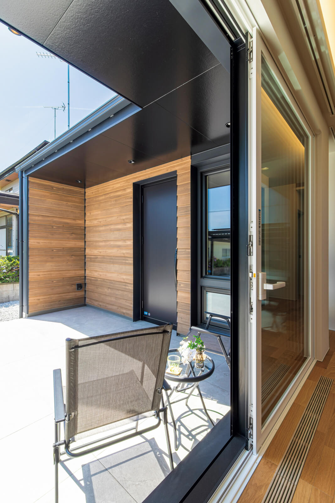 軒を90㎝出して、太陽の位置が高い夏には日射をカットし、太陽の位置が低くなる冬には陽射しを室内に導く。玄関ポーチの袖壁は西陽を遮る役割も果たしている。日射をコントロールして暖冷房の省エネルギー化に貢献