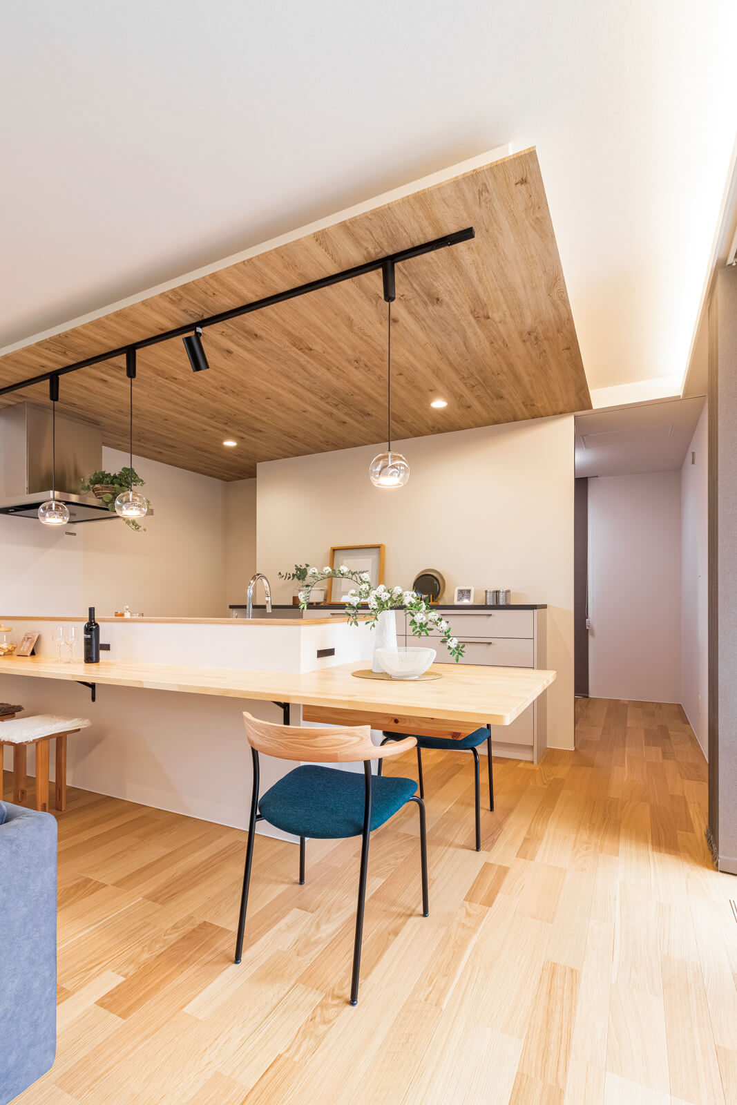 キッチンカウンターは窓側に余裕を持たせて、ダイニングテーブルとしても利用できるようにした