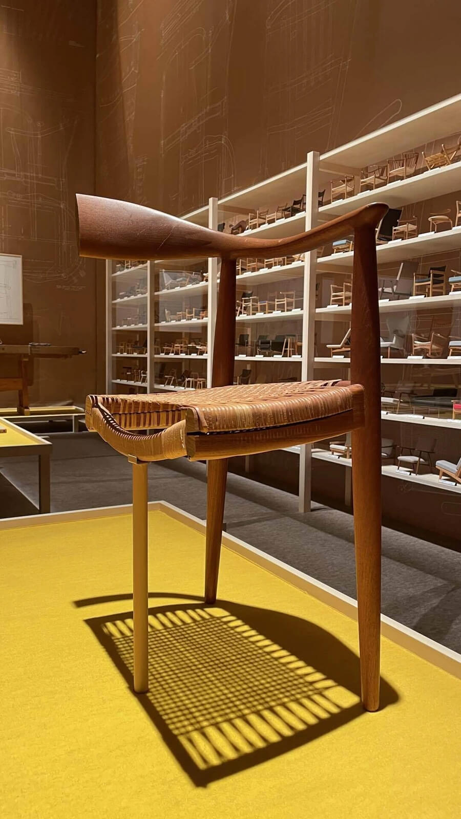 断面が見えるように切断された籐編みの「ザ・チェア」。こんなお姿になられて…