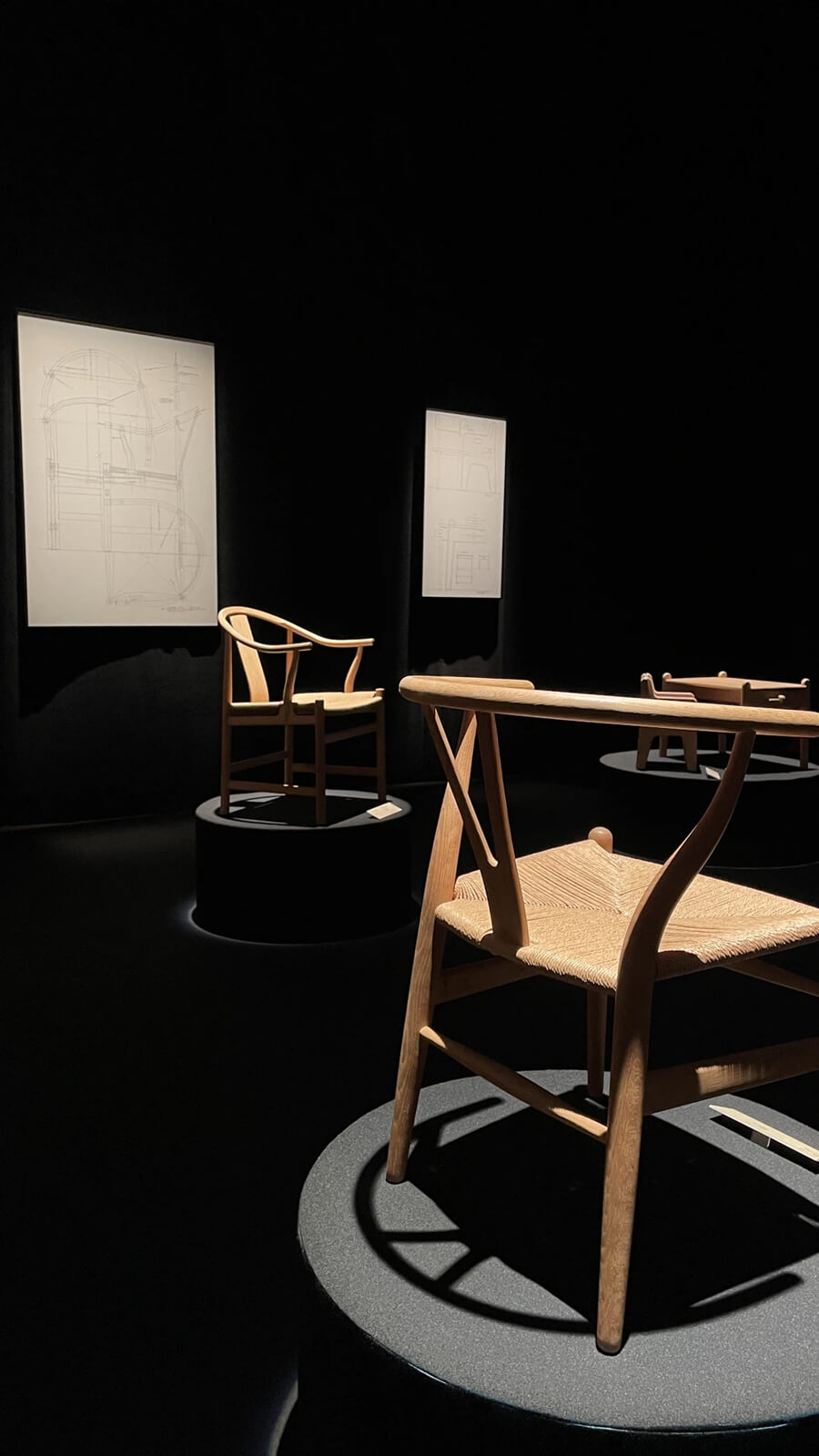 チャイニーズチェアとYチェアの親子？兄弟？がならんでいるところは反復横跳びさながらのステップを踏んで何往復もしまった（本当に）