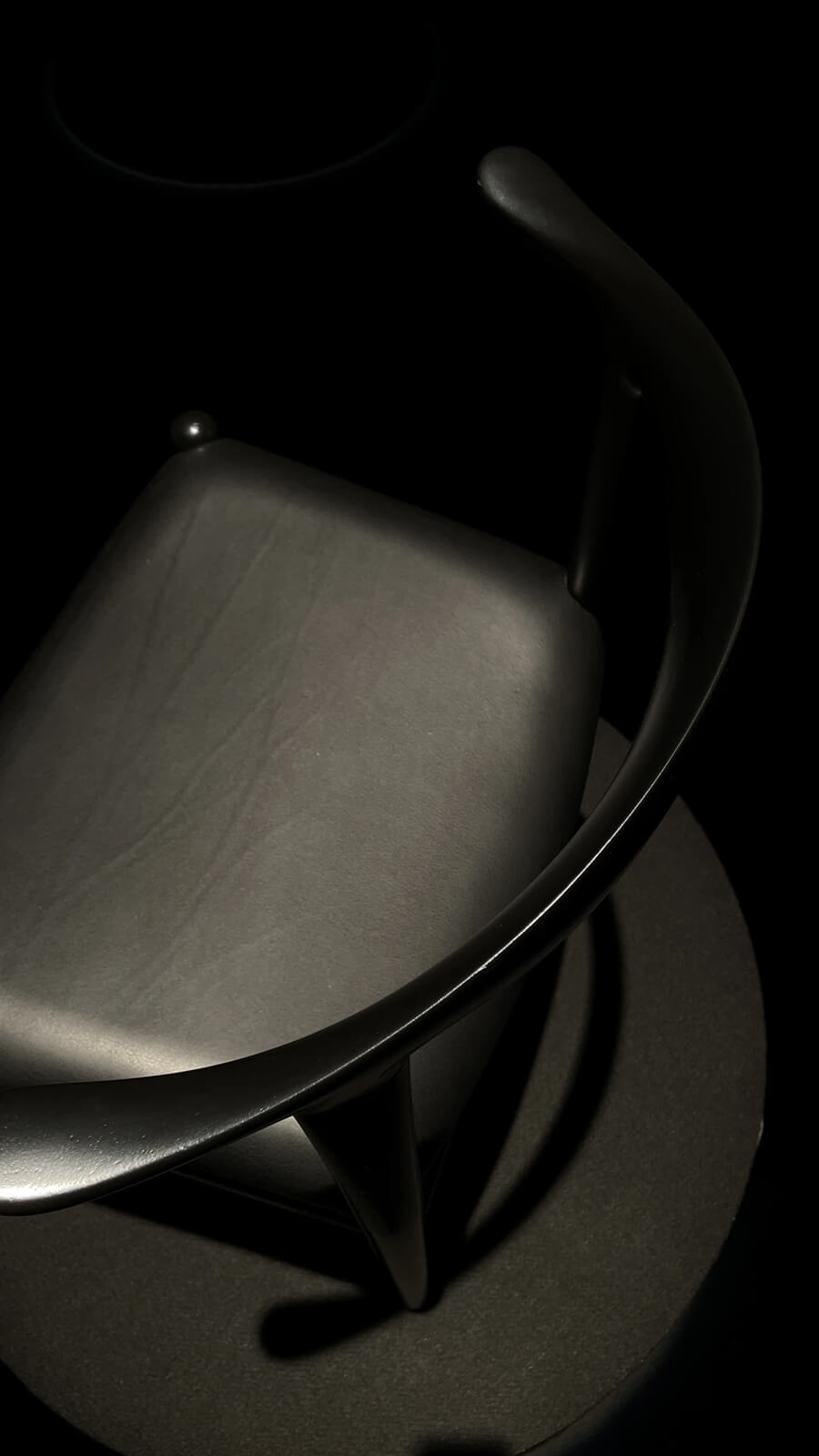 上から見た黒に包まれたカウホーンチェア