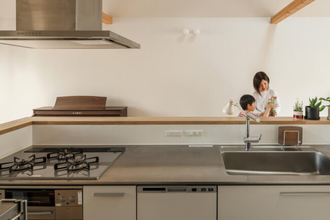 キッチン作業台の理想の高さは？身長別の目安と選び方のポイント