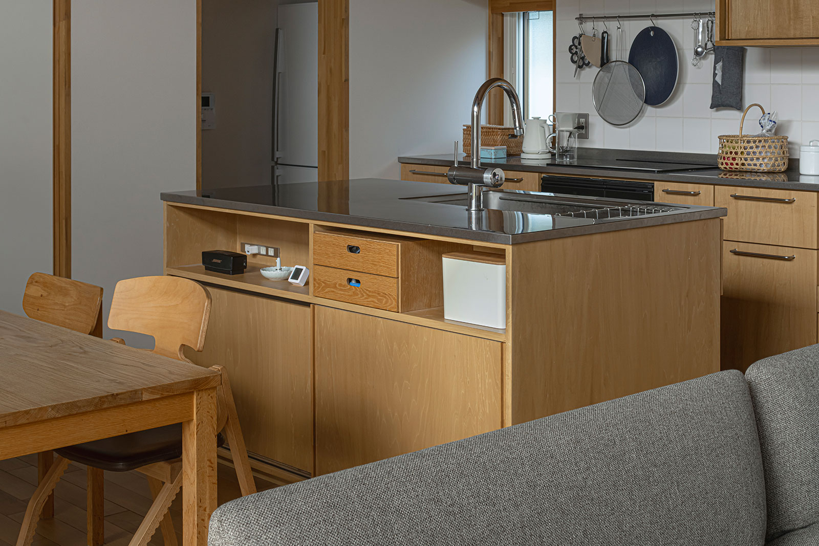 ダイニング側にちょっとした収納があると、ダイニングでよく使うものを置いておくことができて便利