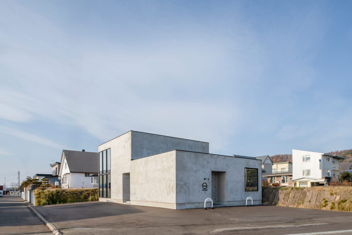 Iさん宅は奥さんが営むまつげサロンを備えた店舗併用住宅。店舗側には客用駐車スペースをゆったり確保。「道路幅が広く出入りしやすい南西側に配置したので、運転に自信のない方でも安心です」と、奥さんは話す