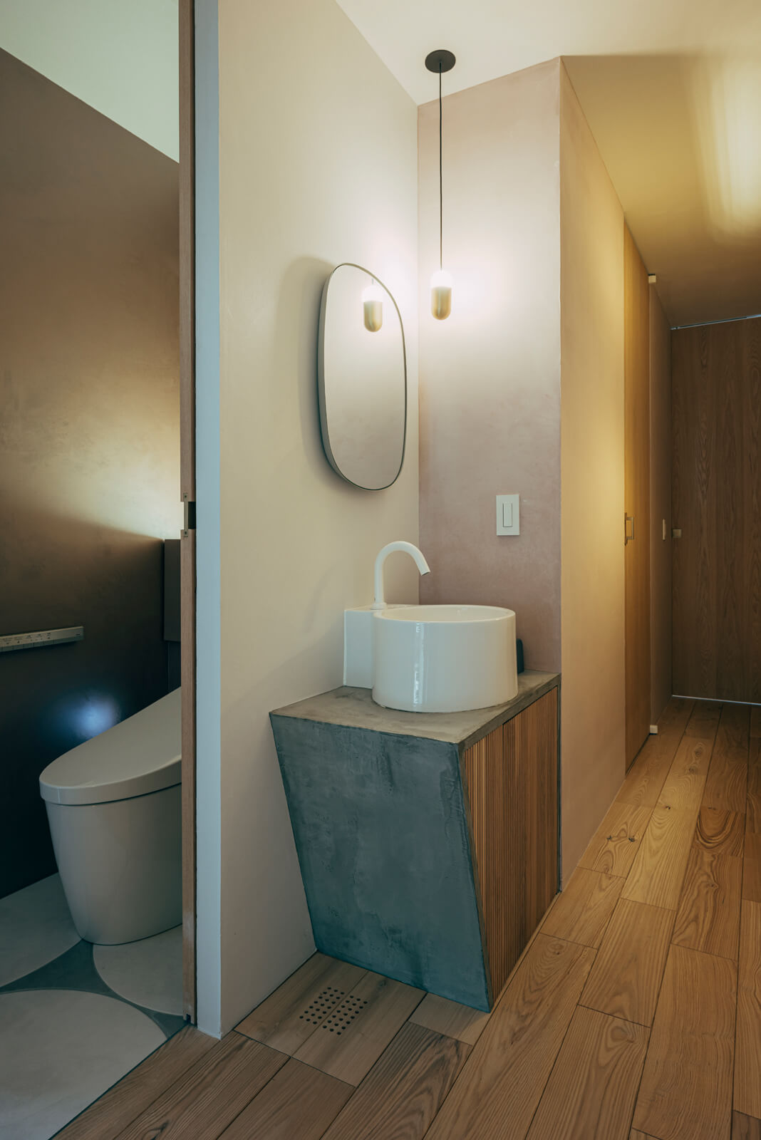 2階にもトイレを設置し、手前にコンパクトな手洗い場を設けた。土台は水に強く、ひび割れが少ないという特徴があるモールテックス仕上げ